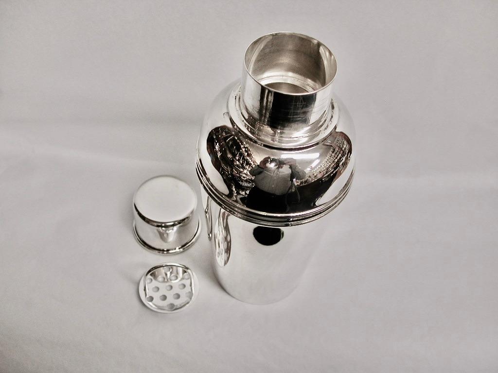 Italian Silver Cocktail Shaker Dated Circa 1970
Made of 800 standard silver of a good gauge 
The strainer comes out on a bayonette fitting to pour the cocktail in for straining purposes.
14.46 troy ounces total weight