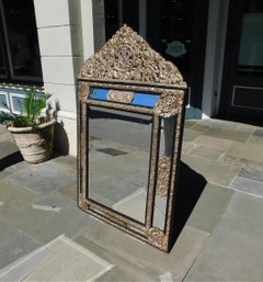 Espejo de pared italiano dorado en plata repujada con marco ebonizado, circa 1780