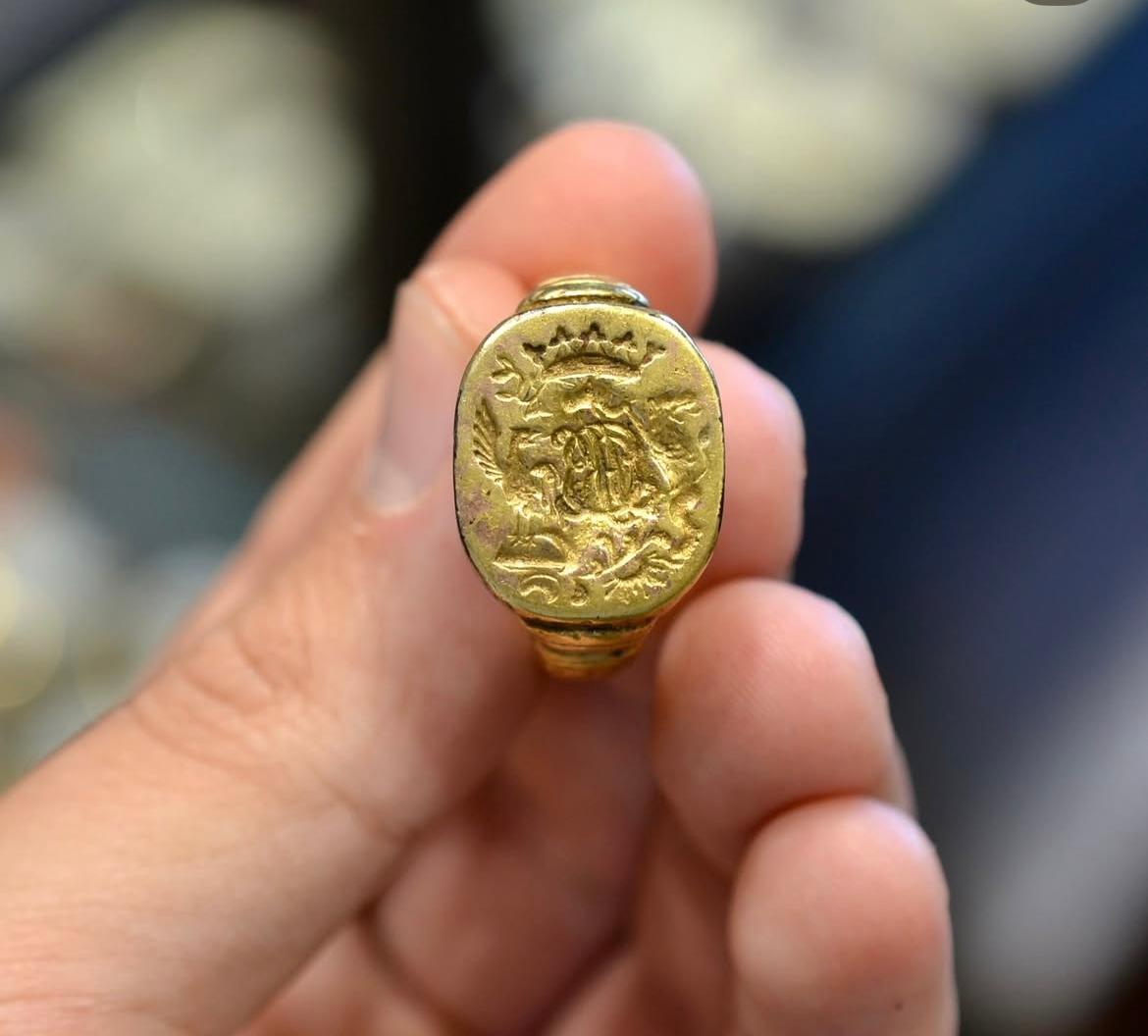 Bague de chevalier italienne en argent et en vermeil datant des années 1700 Unisexe en vente