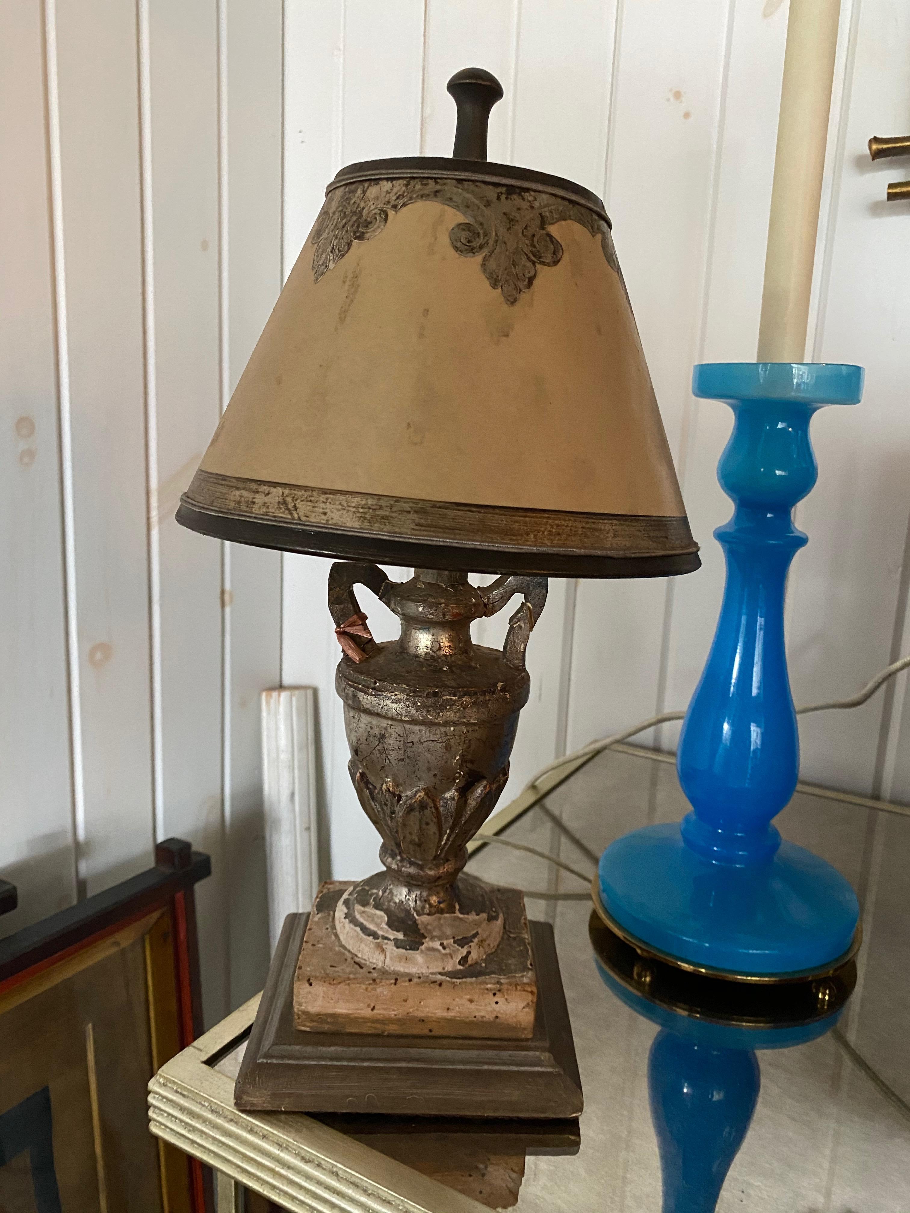 Italienische vergoldete italienische Urnen aus Silber in kleine Lampen mit handgefertigten Lampenschirmen aus Silber umgewandelt (Neoklassisch) im Angebot