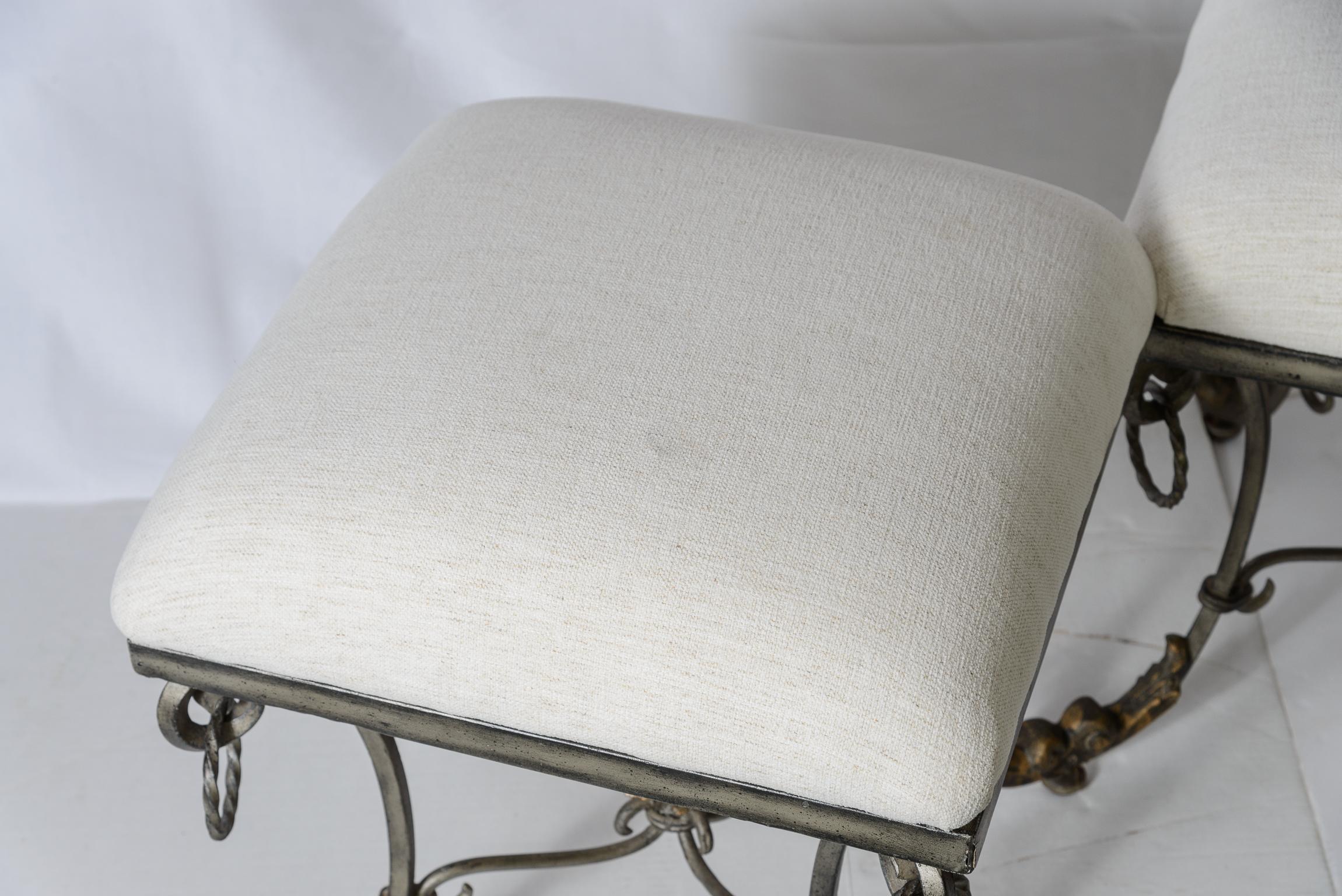 Sgabello doppio in ferro battuto dorato in argento con base a chiocciola, lino bianco In condizioni buone in vendita a West Palm Beach, FL