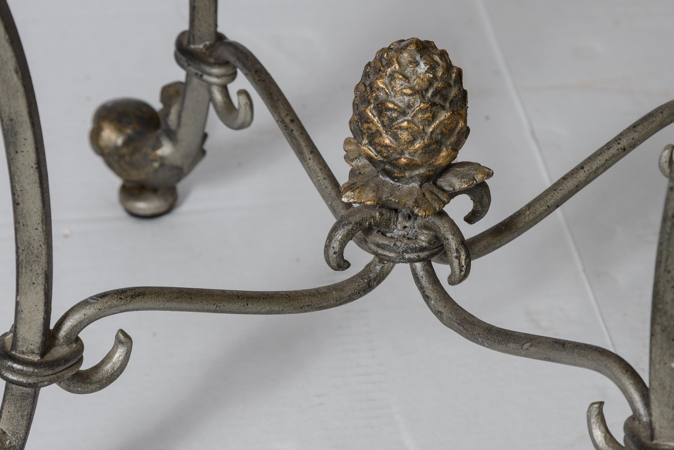 Metà XX secolo Sgabello doppio in ferro battuto dorato in argento con base a chiocciola, lino bianco in vendita