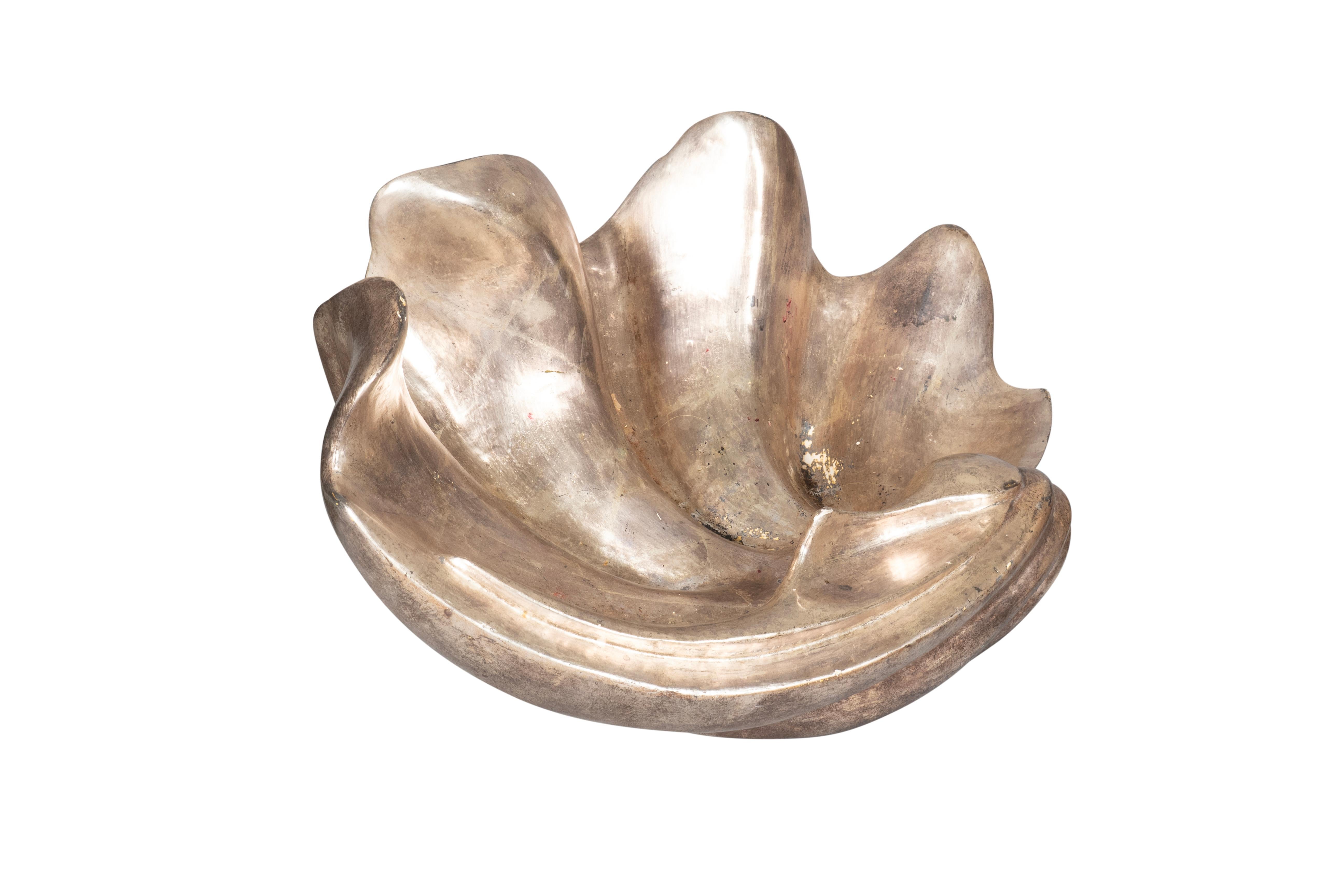 Cuenco de madera de hoja de plata de un bivalvo.