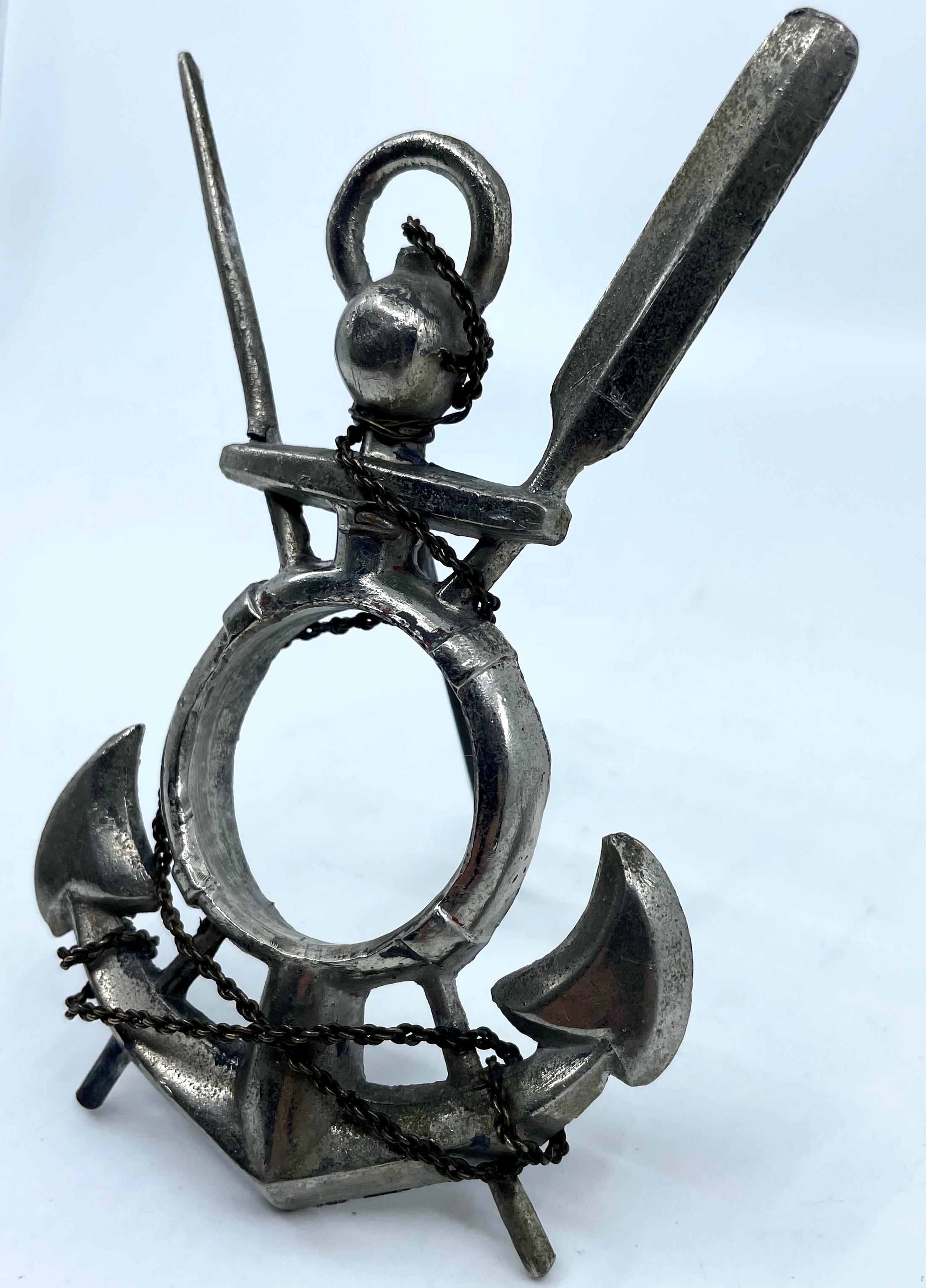Cadre photo naval italien en métal argenté. Antique et charmant cadre sur pied de conception nautique composé d'une ancre, de pagaies et d'une chaîne entourant un petit cadre circulaire en forme de 