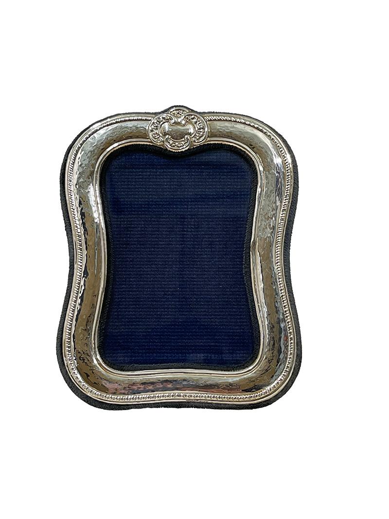 Italienisches Foto/Bilderrahmen aus Silber von  Livi Giancarlo, Florenz, 1960er Jahre

Italienischer Silberfotorahmen mit gehämmertem Muster und Glas, hergestellt von Livi Giancarlo, Florenz
Dünnes Silber auf der Rückseite aus blauem Samt 
Der