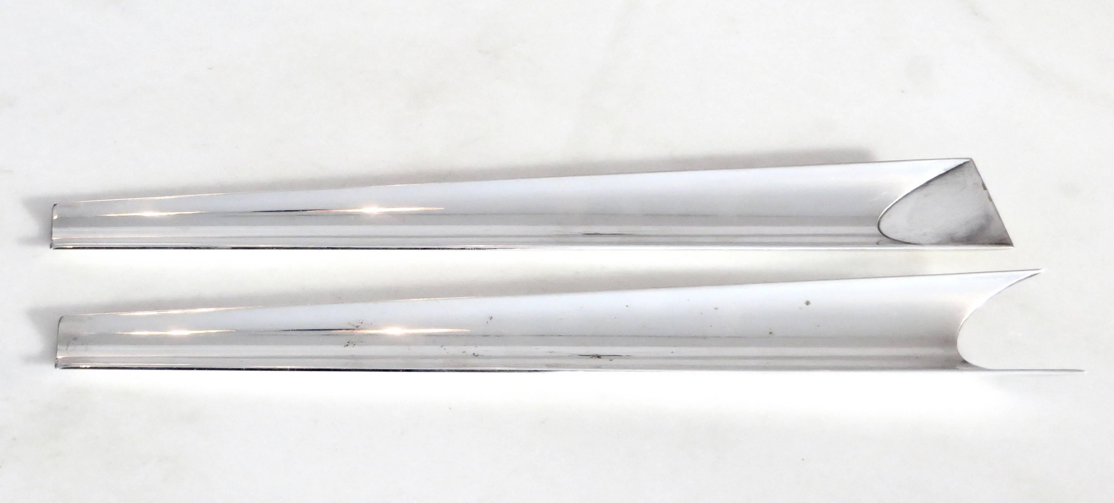 Lino Sabattini very unusual and very modern in design salad server set. Silver-plate. 
Stamped and signed.
Excellent condition with signs of normal wear. 
No dings or flaws. 
Bregnano workshop. Limited edition. 
Made in Italy: 45 Jahre Design in