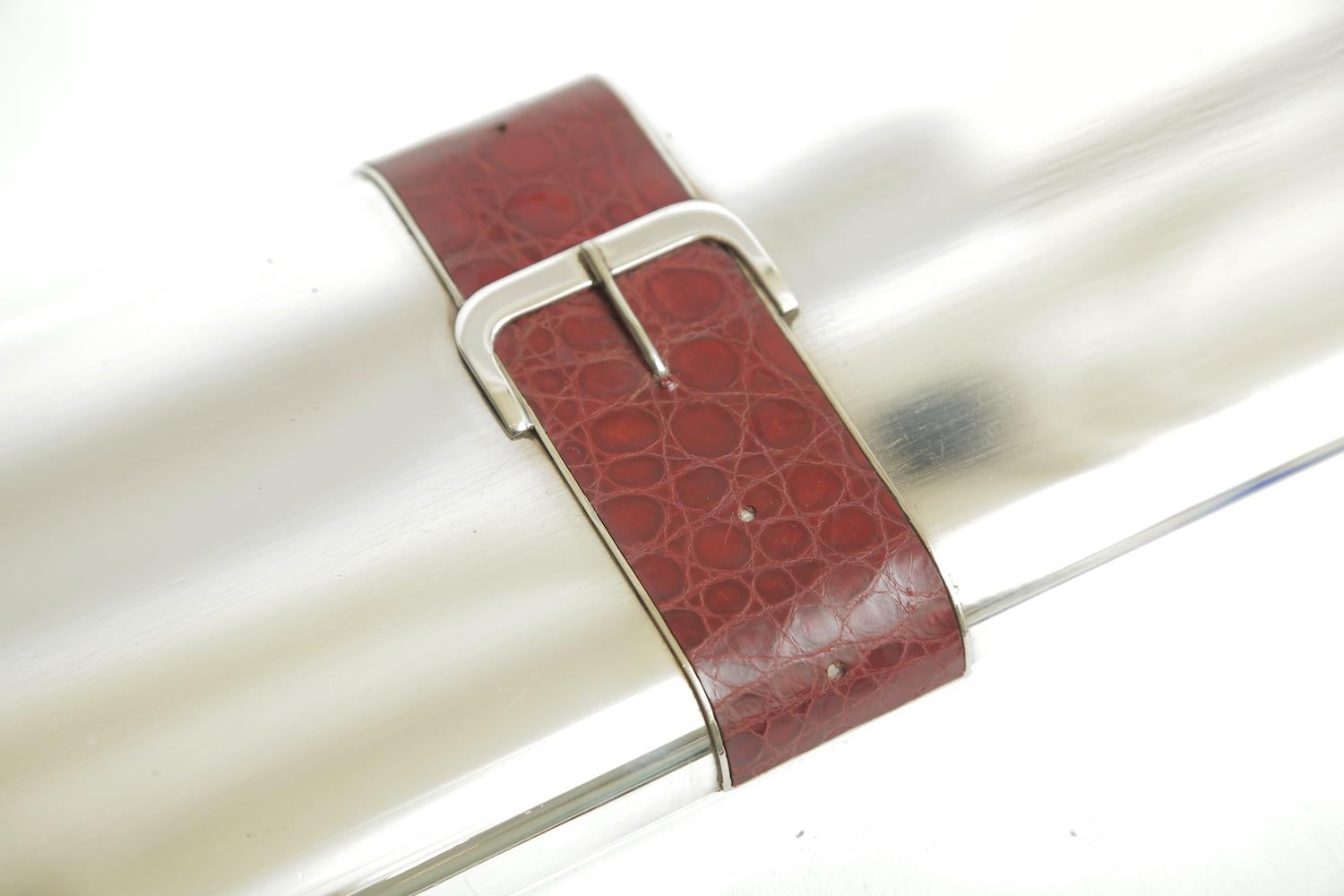 Boîte à charnière vintage italienne en métal argenté et boucle crocodile bordeaux Bon état - En vente à North Miami, FL