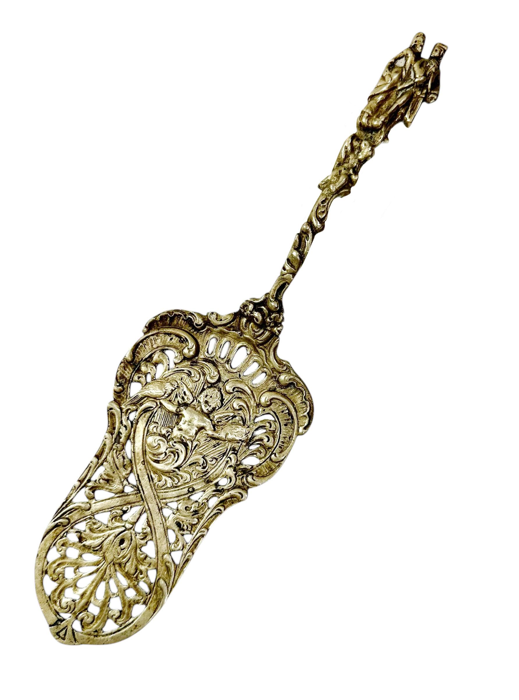 Un ancien service à dessert italien en argent de style rococo. Peut également être utilisé pour les asperges. Possède une marque italienne. Circa 1890s. C'est une pièce magnifique. 