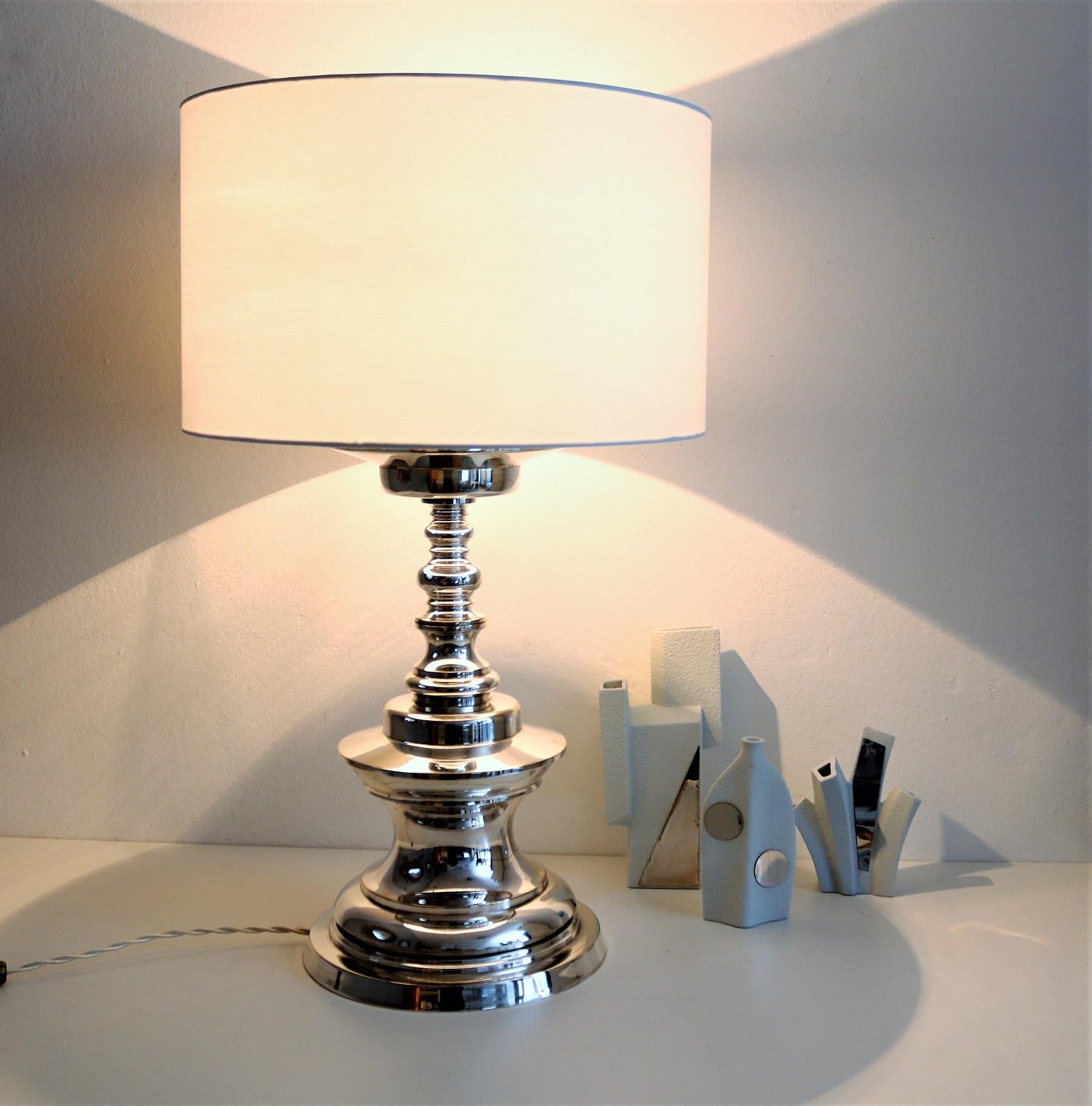 Gorgeous heavy bronze table lamp of impostant form.
Completely silver plated and very shiny, with some vintage spots.( see pictures)
Made in Italy during the 1960-1970s.
Perfect for an elegant setting or also Boutique Hotel.
With new fabric wiring