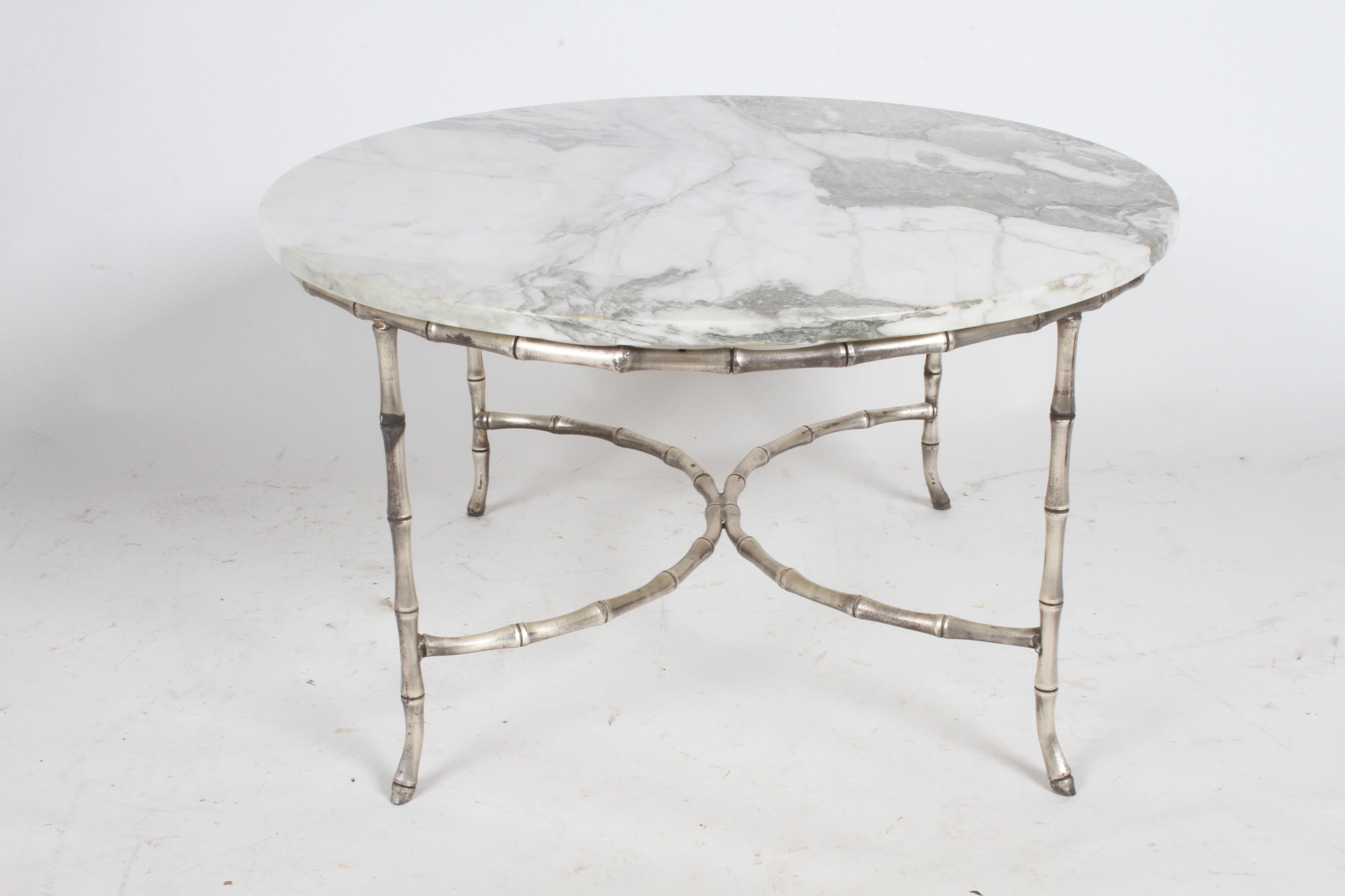Hollywood Regency Table basse ou d’appoint italienne plaquée argent imitation bambou avec plateau en marbre en vente