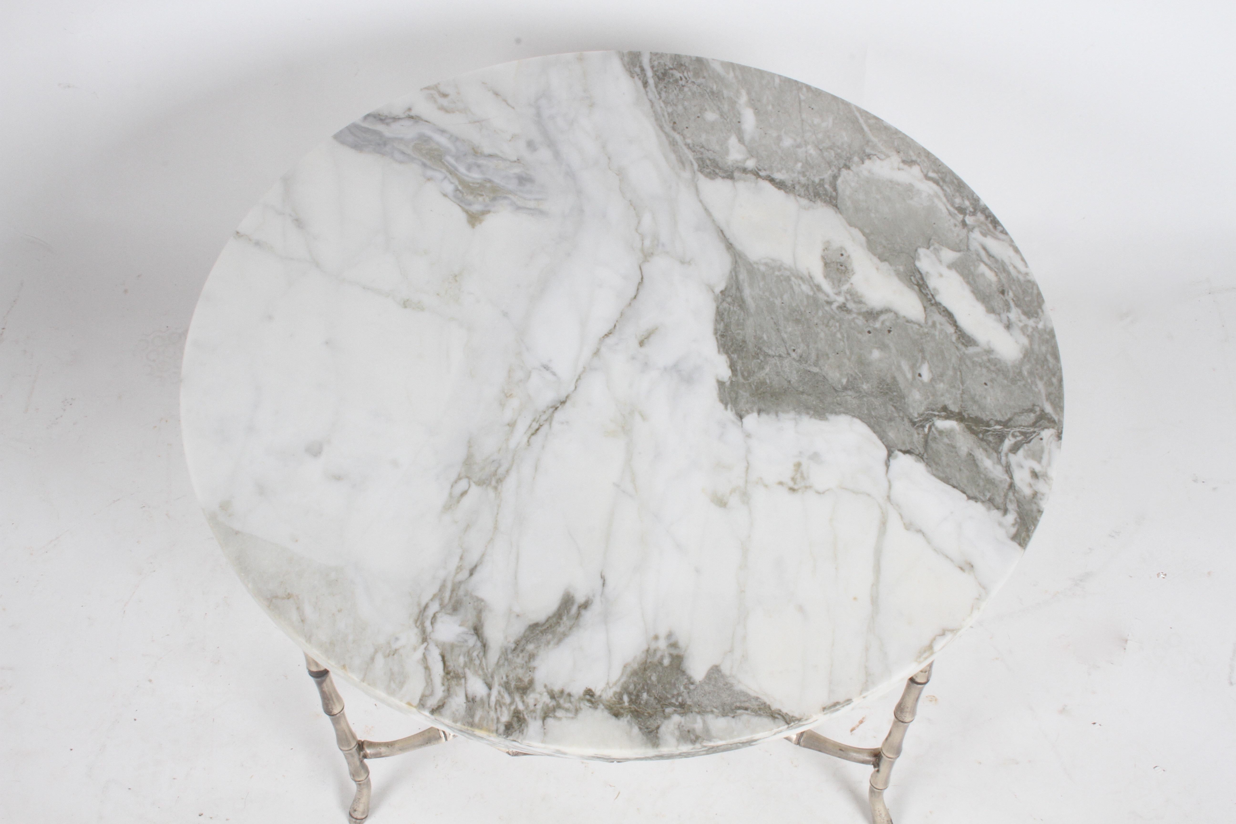 Marbre Table basse ou d’appoint italienne plaquée argent imitation bambou avec plateau en marbre en vente