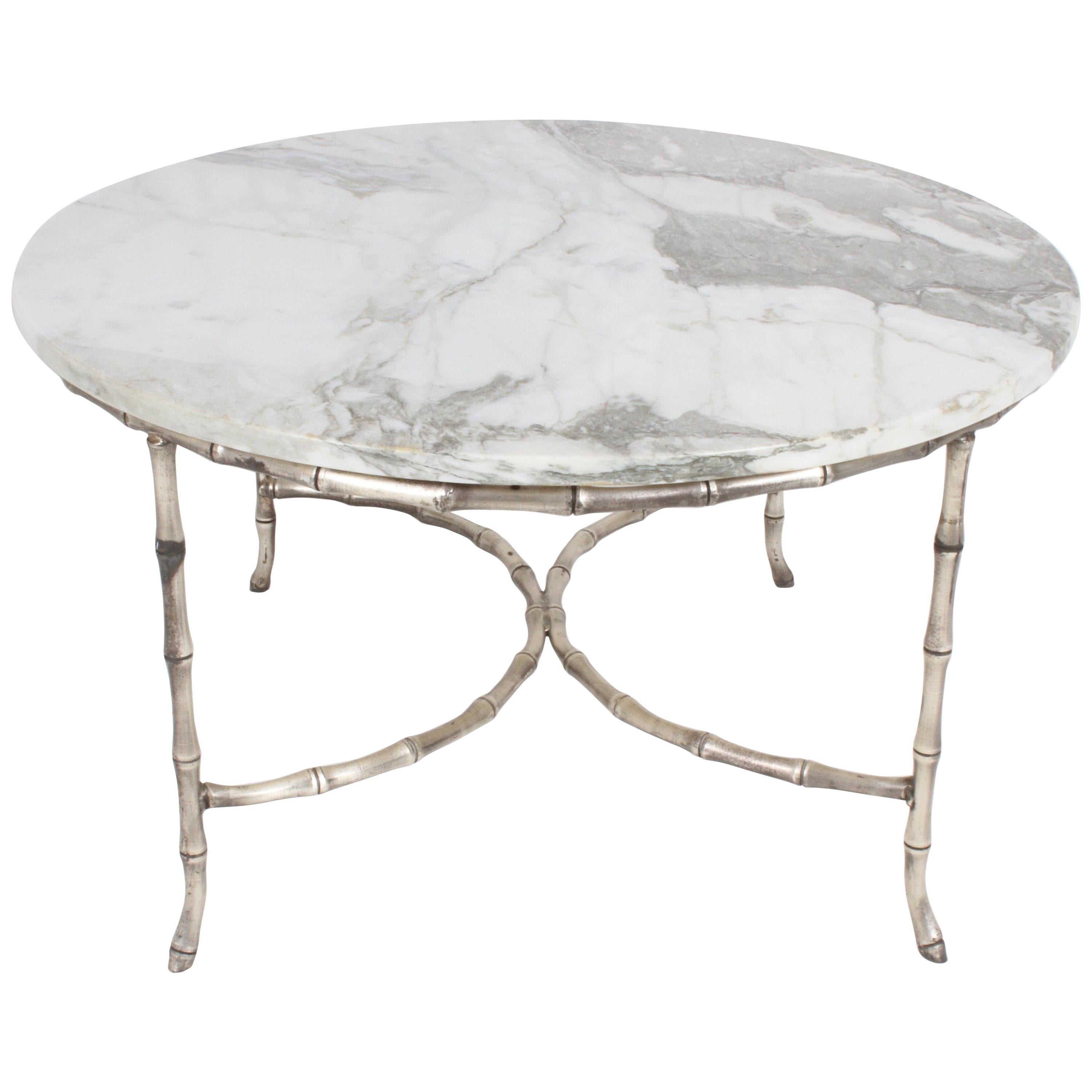 Table basse ou d'appoint italienne plaquée argent avec plateau en faux bambou et marbre en vente