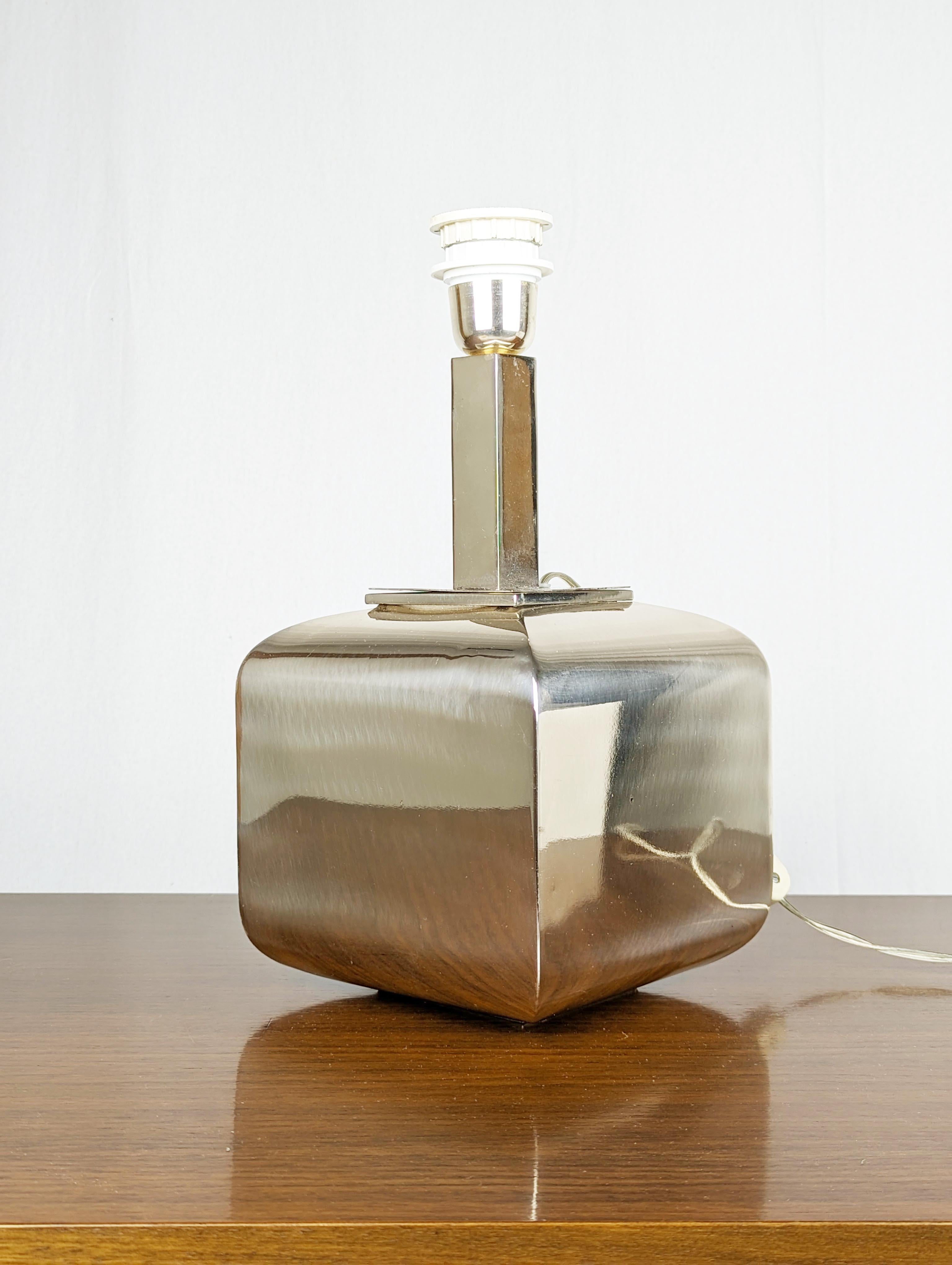 Elegant table lamp in silver metal designed and made in Italy by Nella Longari, a well-known Milanese antique dealer, decorator and designer from the 1970s. The refined production of Nella Longari is characterized by the choice of fine materials and