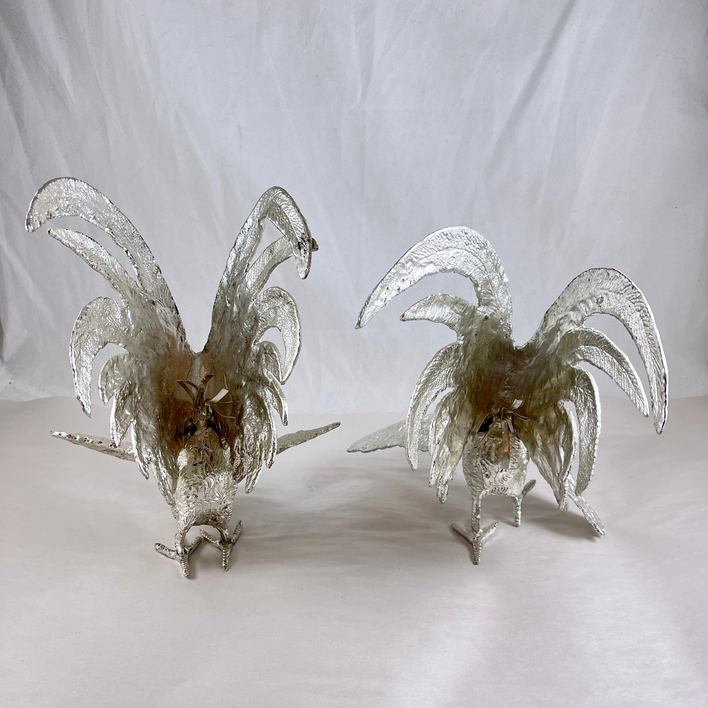 Centros de mesa italianos con gallo bañados en plata, un par Vaciado
