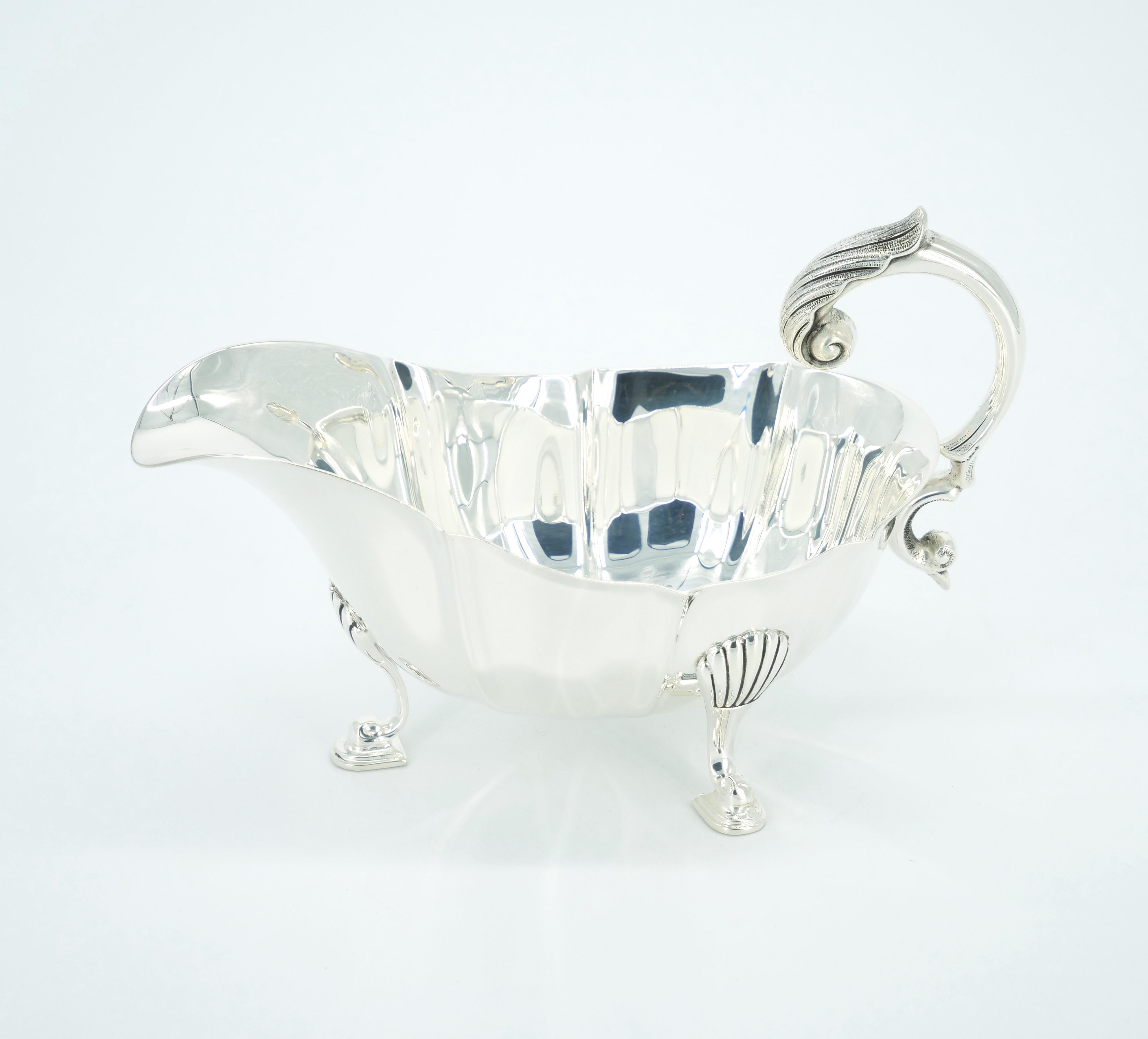 Elevate your dining experience with this exquisite Italian Silver Plated Tableware Footed Serving Piece – a stunning sauce boat that seamlessly blends functionality with elegance. Crafted with meticulous attention to detail, the boat-shaped design