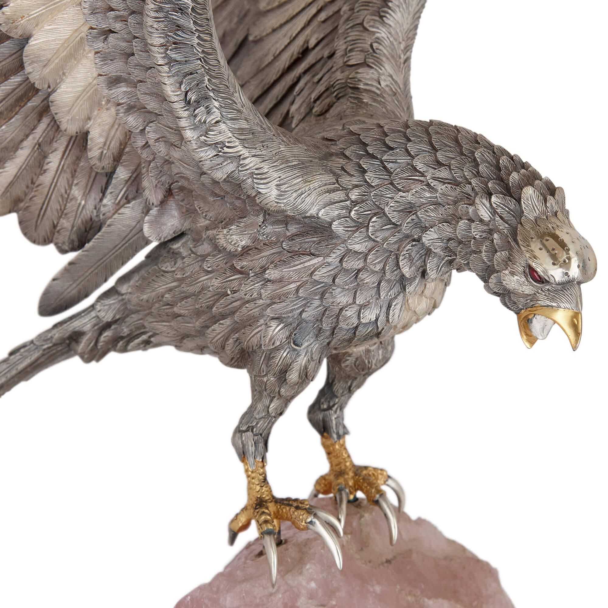 Modelo italiano de águila de plata, cuarzo rosa y malaquita de Cervone 
Italiano, c. 1970
Altura 71 cm, anchura 53 cm, profundidad 32 cm

Esta escultura italiana de plata representa una majestuosa águila a punto de despegar de la base rocosa.