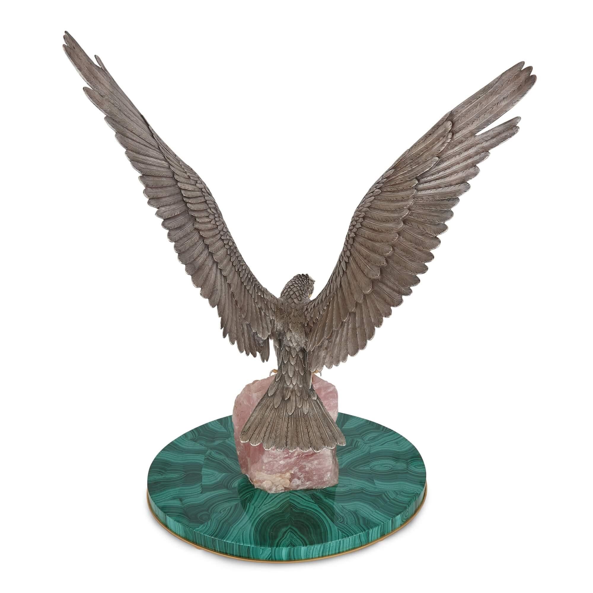 Modelo italiano de águila de plata, cuarzo rosa y malaquita de Cervone siglo XX en venta