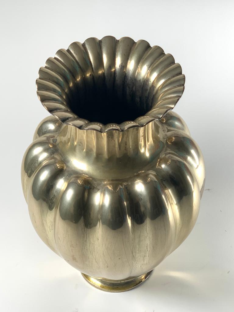 A beautiful silver vase produced by Argenteria Miracoli, Milano in circa 1940. Signed.
Weight  1270 g.

About Argenteria Miracoli
Renato, a skilled and expert craftsman, continues after over a century the glorious family tradition begun by Romeo