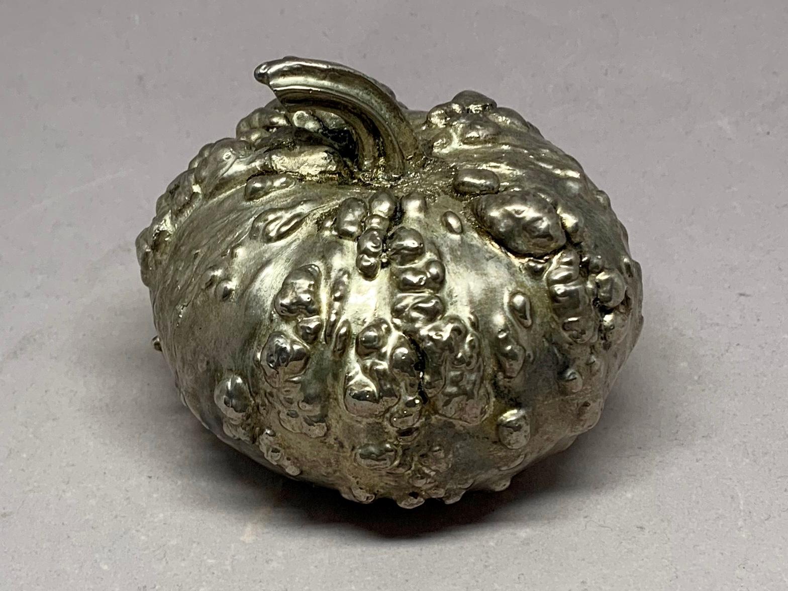 Italian silvered gourd. Vintage decorative life-size gourd fruit sculpture covered in silver alloy, Italy, circa 1980.
Dimensions: 4” diameter x 4” height.