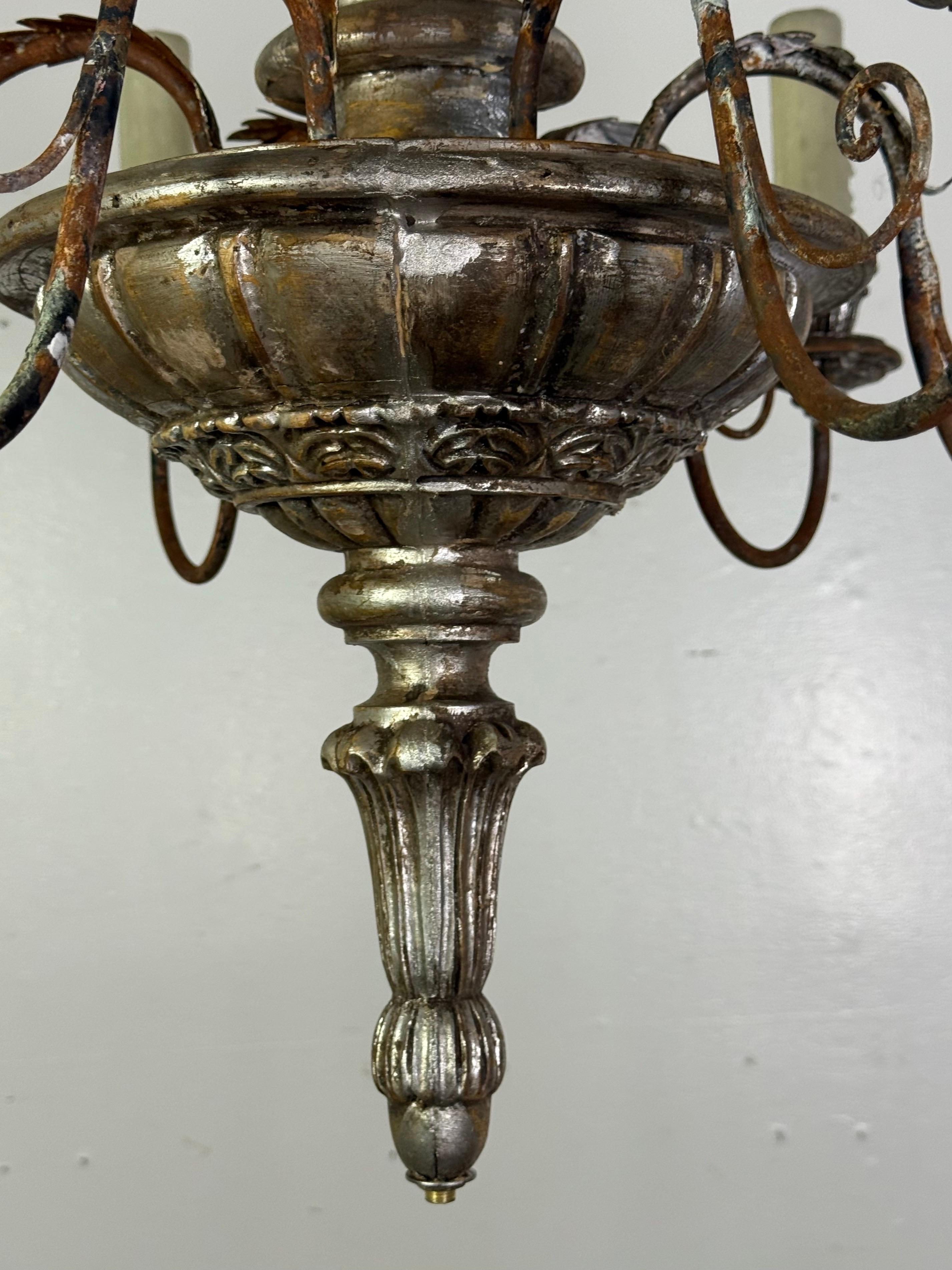 Lampadario italiano a sei luci in legno e ferro argentato in vendita 2