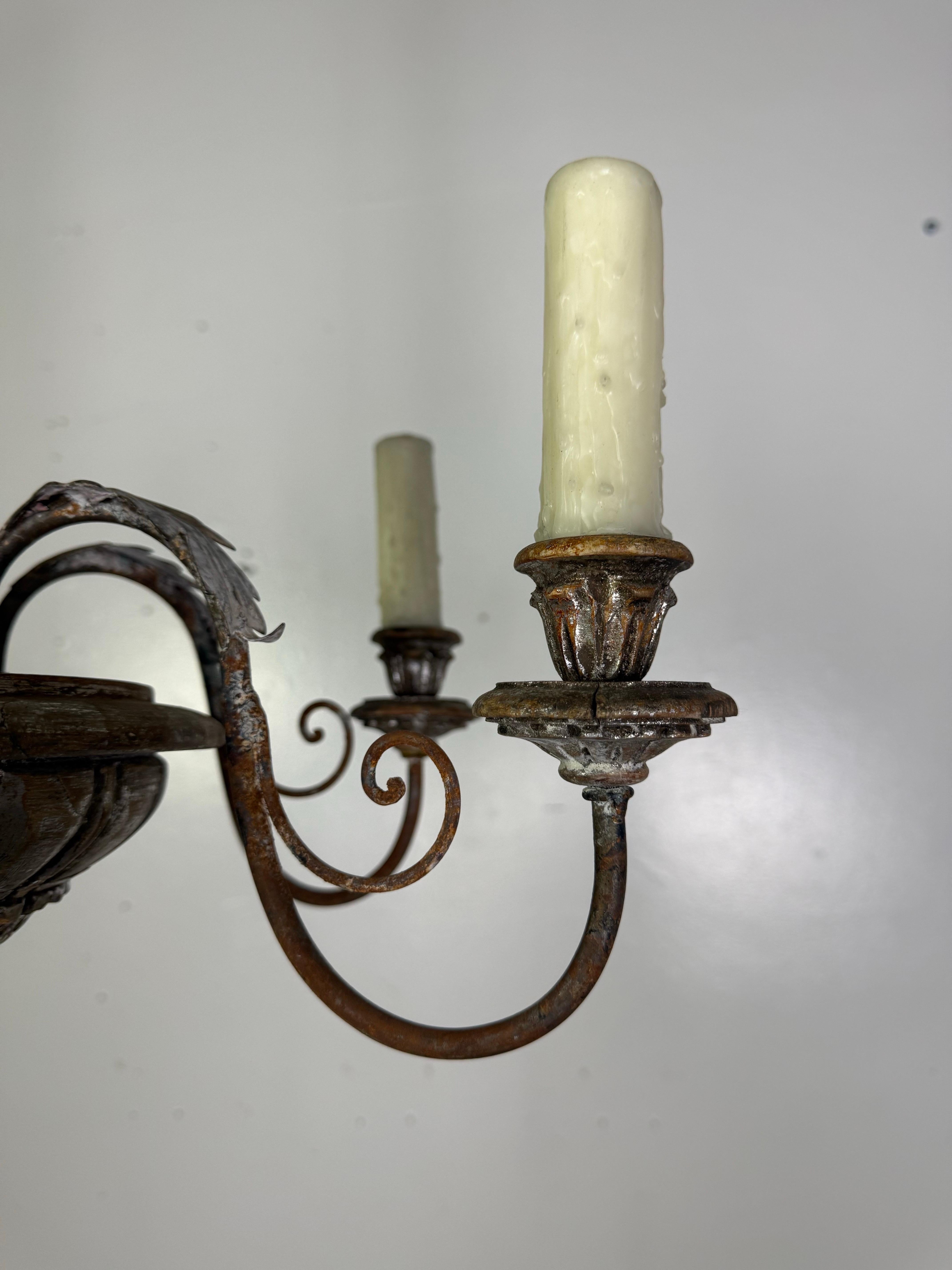 Lampadario italiano a sei luci in legno e ferro argentato in vendita 3
