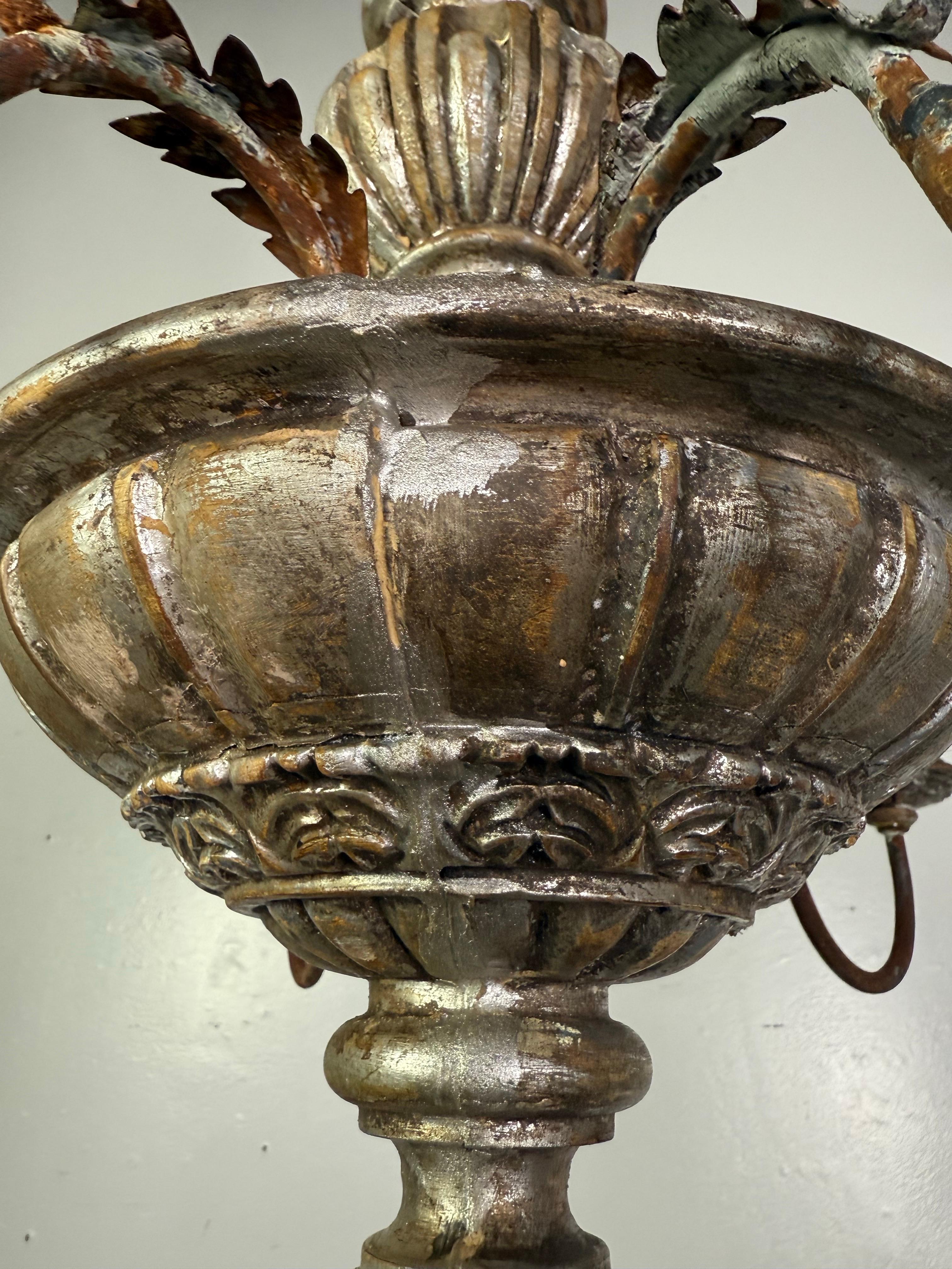 Lampadario italiano a sei luci in legno e ferro argentato in vendita 4
