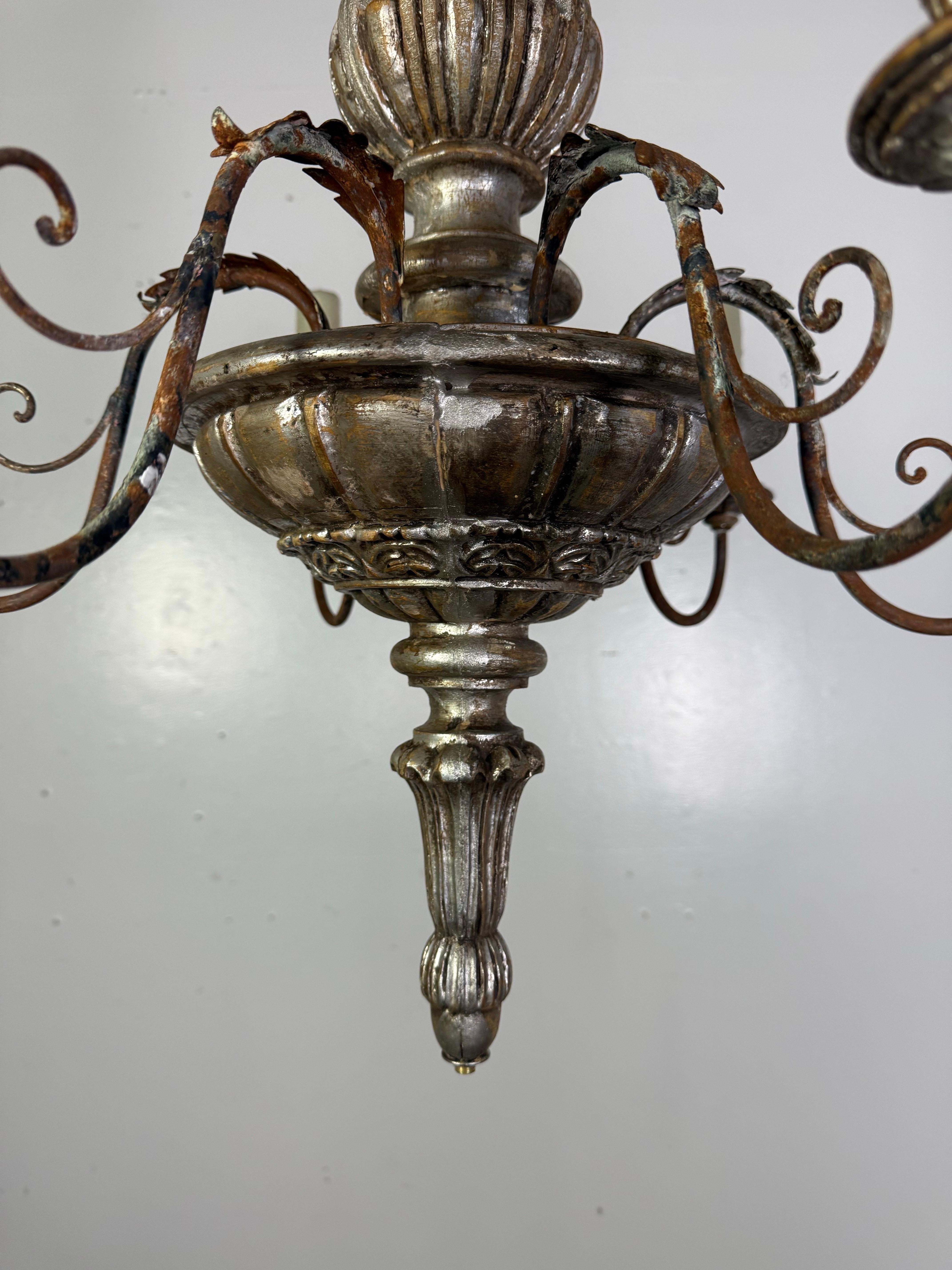 Neoclassico Lampadario italiano a sei luci in legno e ferro argentato in vendita