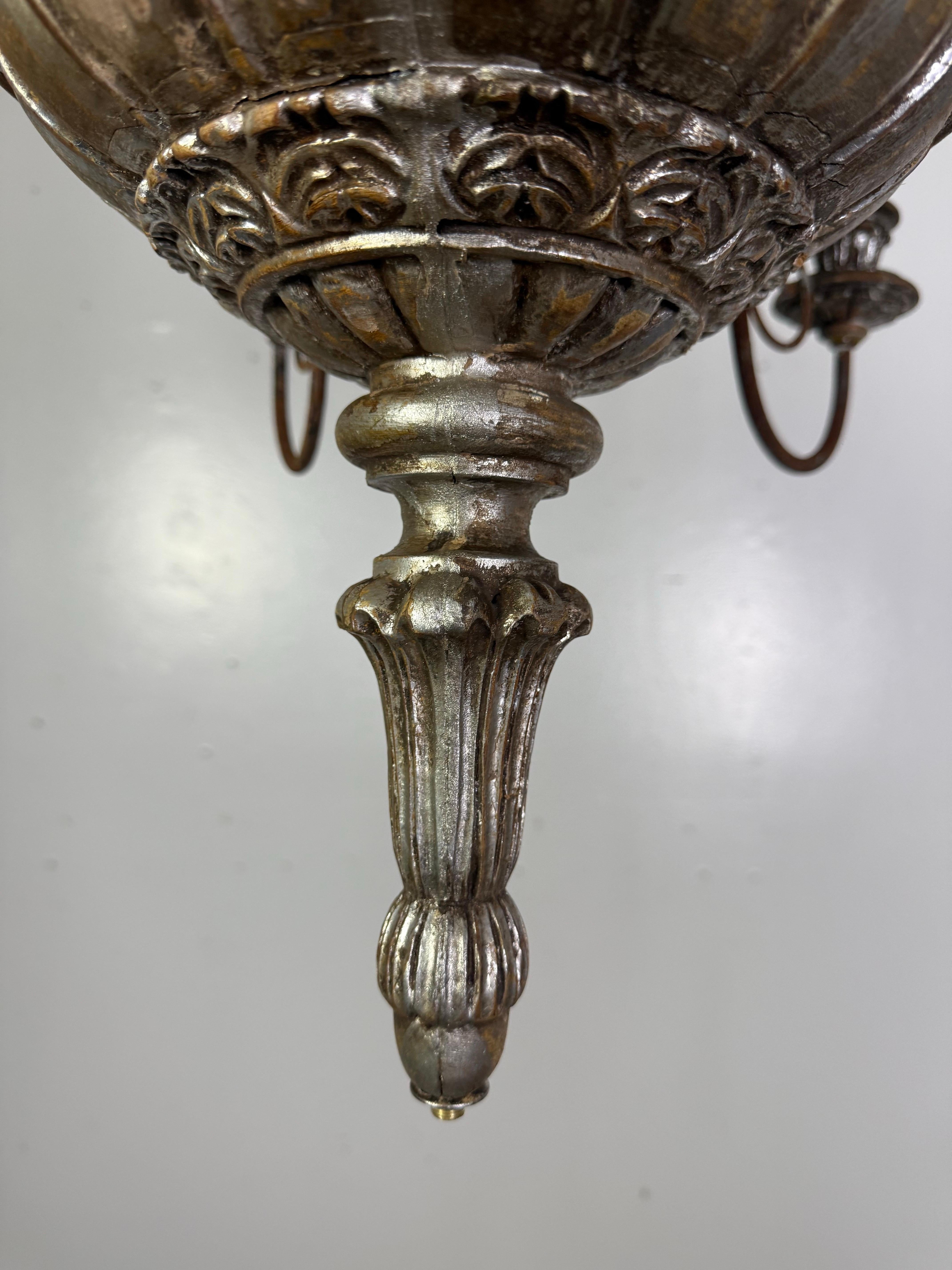 Italiano Lampadario italiano a sei luci in legno e ferro argentato in vendita