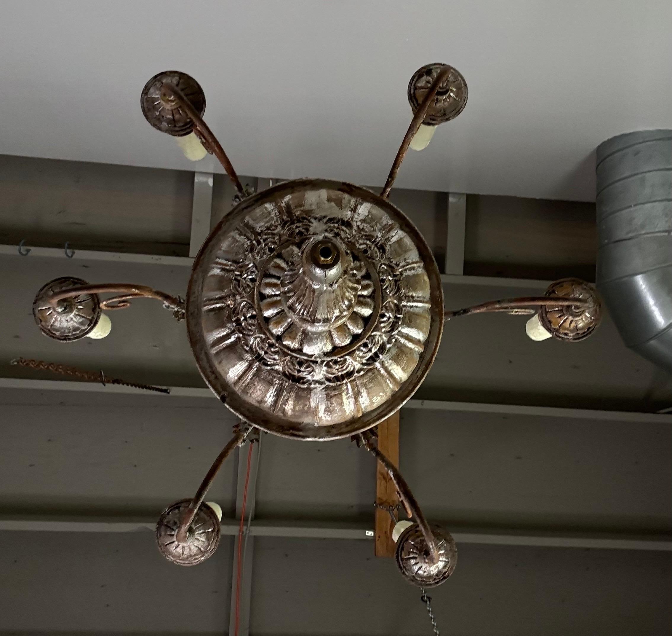 Legno Lampadario italiano a sei luci in legno e ferro argentato in vendita