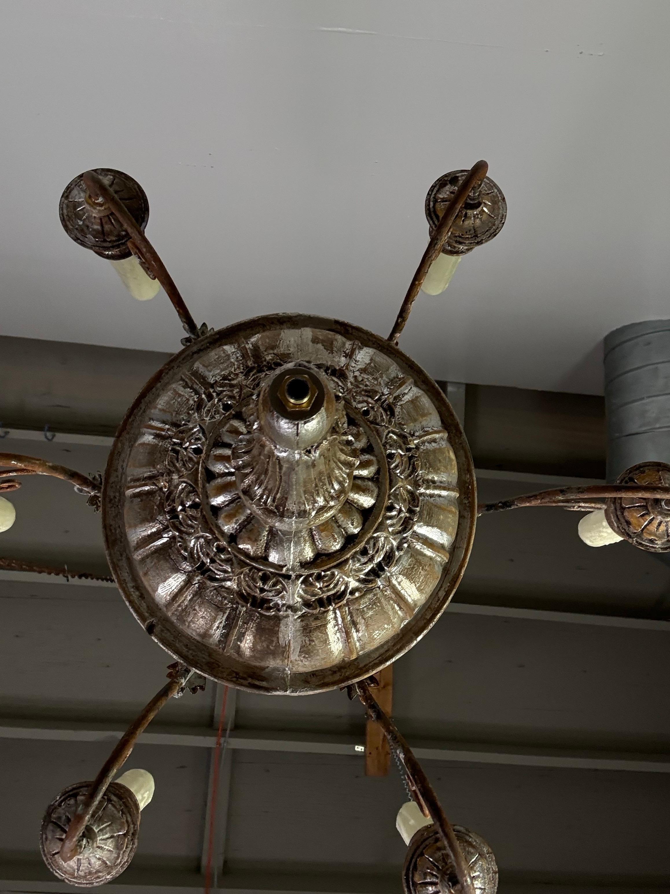 Lampadario italiano a sei luci in legno e ferro argentato in vendita 1