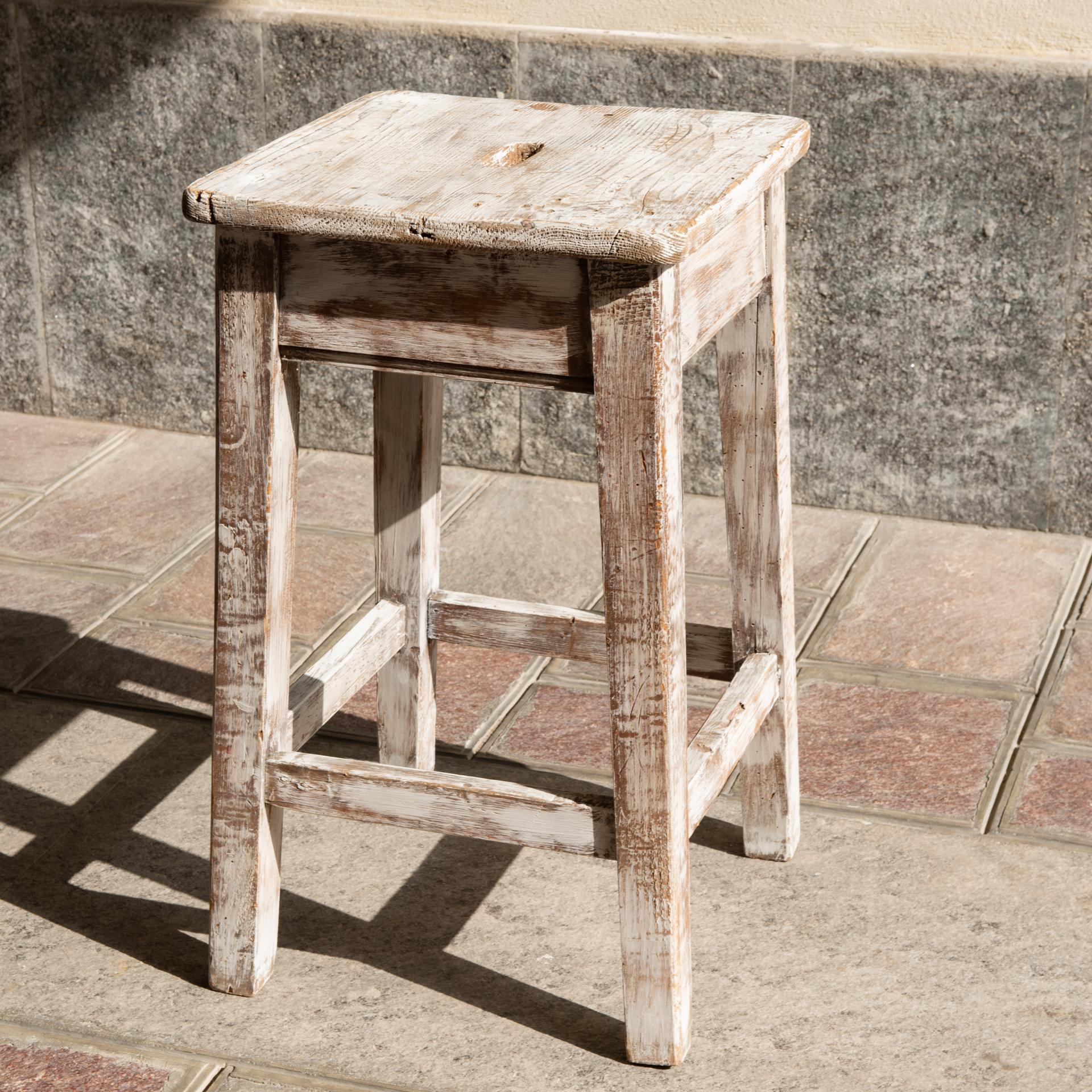 M/1315 - Un simple tabouret en bois, à peine blanchi, léger et solide, avec une fente centrale permettant d'insérer le doigt et de le déplacer facilement.
N'étant pas en bois noble, ils l'ont coloré en blanc.