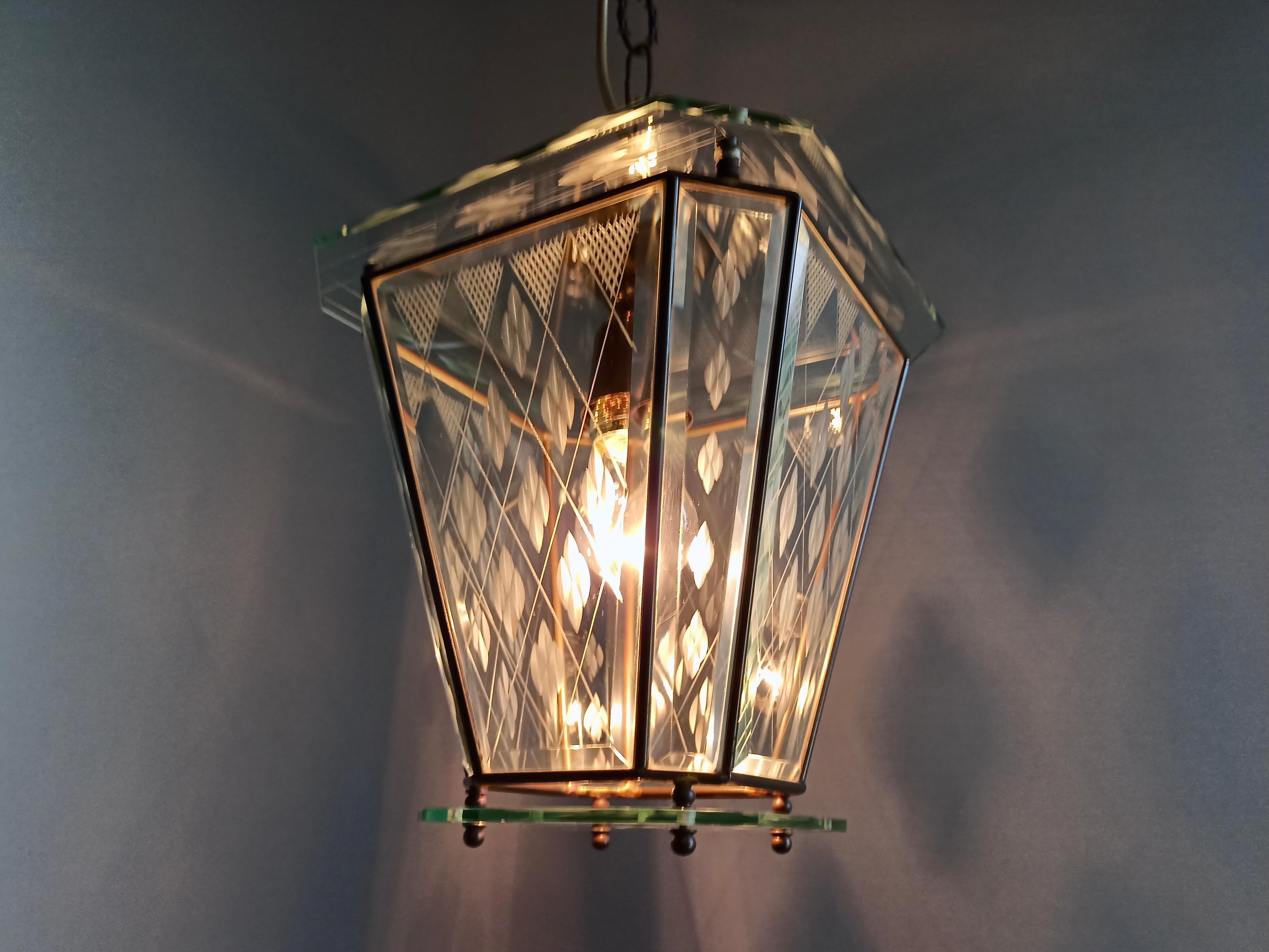 Italian single-light lantern from the 1950s. Brass frame and engraved glass. For Sale 4