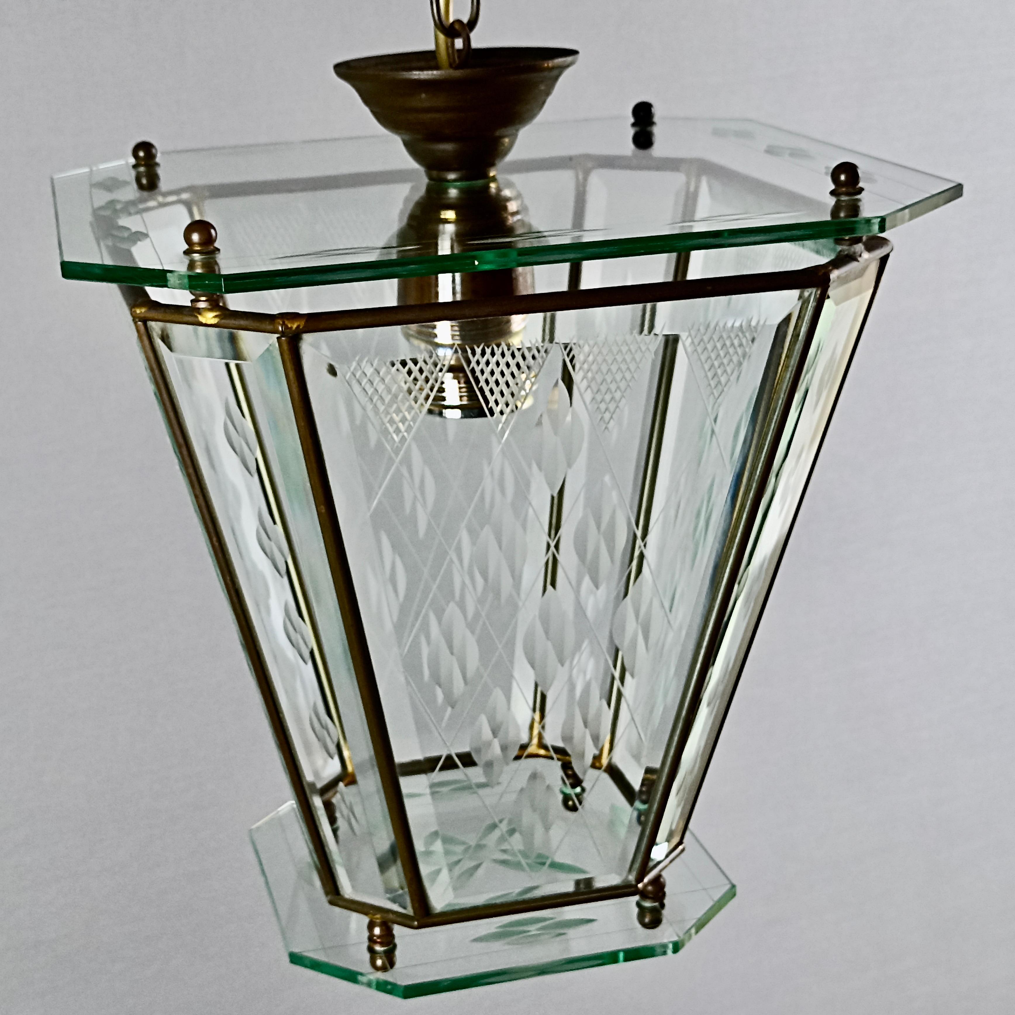 Italian single-light lantern from the 1950s. Brass frame and engraved glass. For Sale 5
