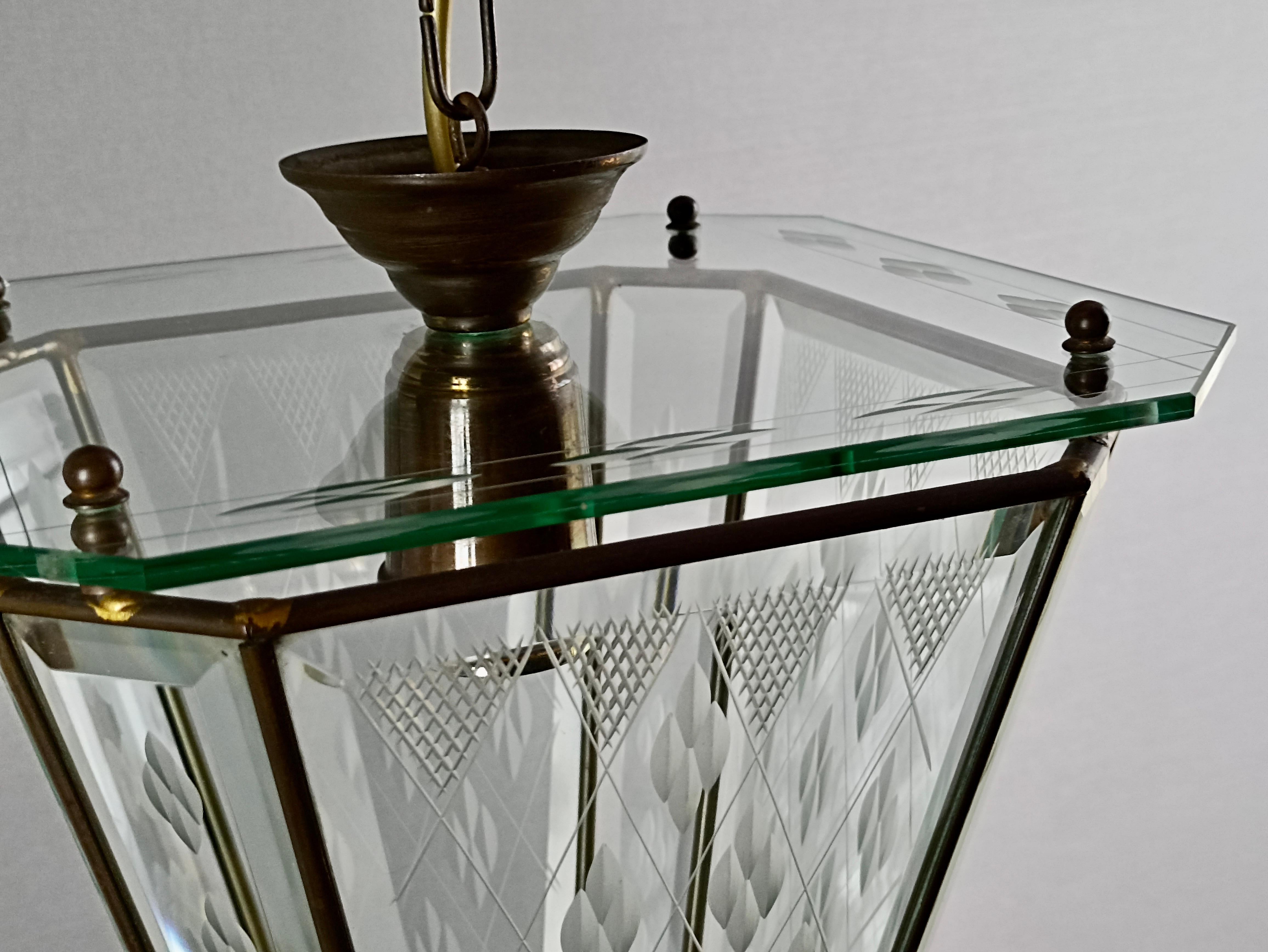 Italian single-light lantern from the 1950s. Brass frame and engraved glass. For Sale 6