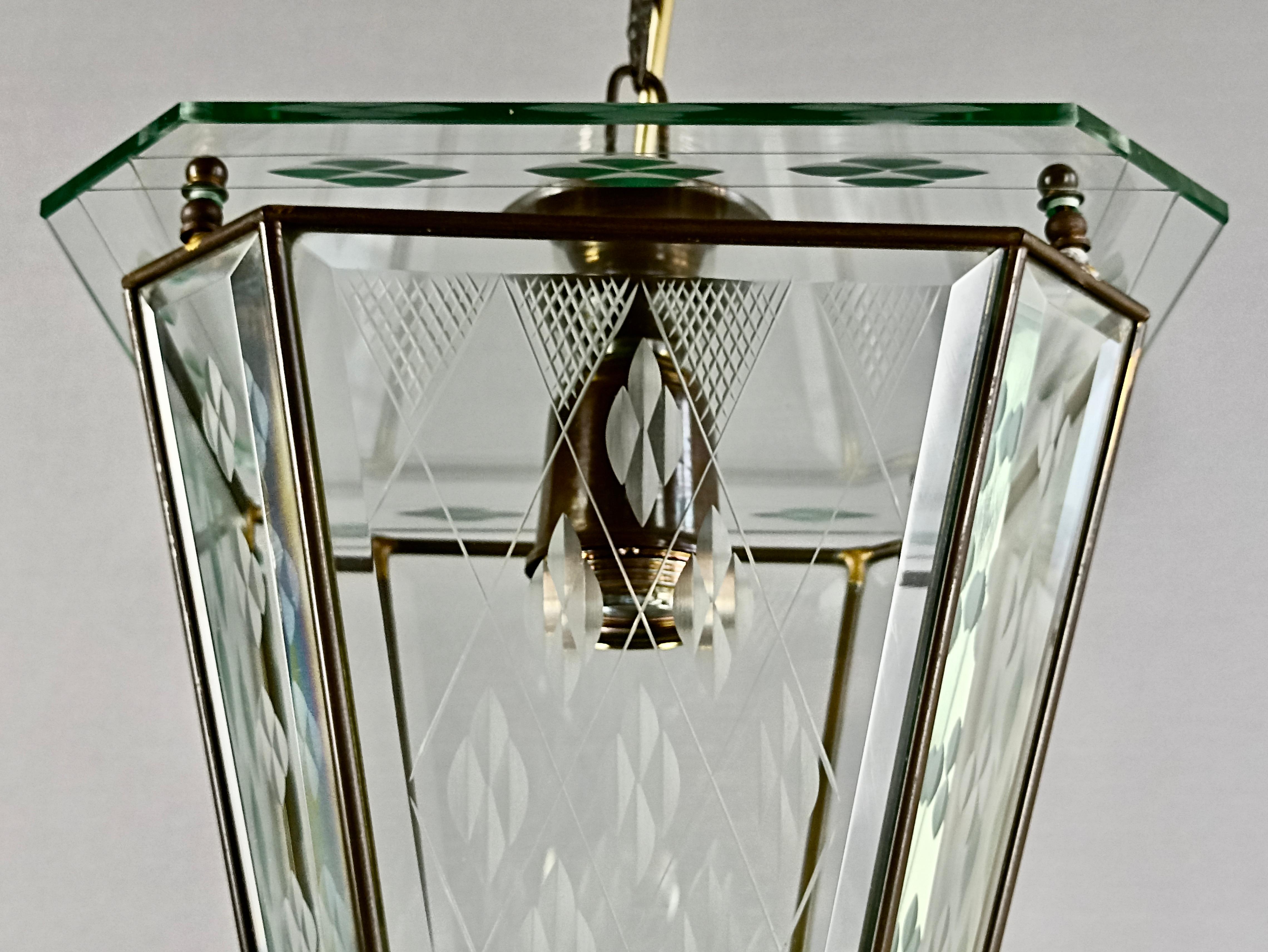 Italian single-light lantern from the 1950s. Brass frame and engraved glass. For Sale 7