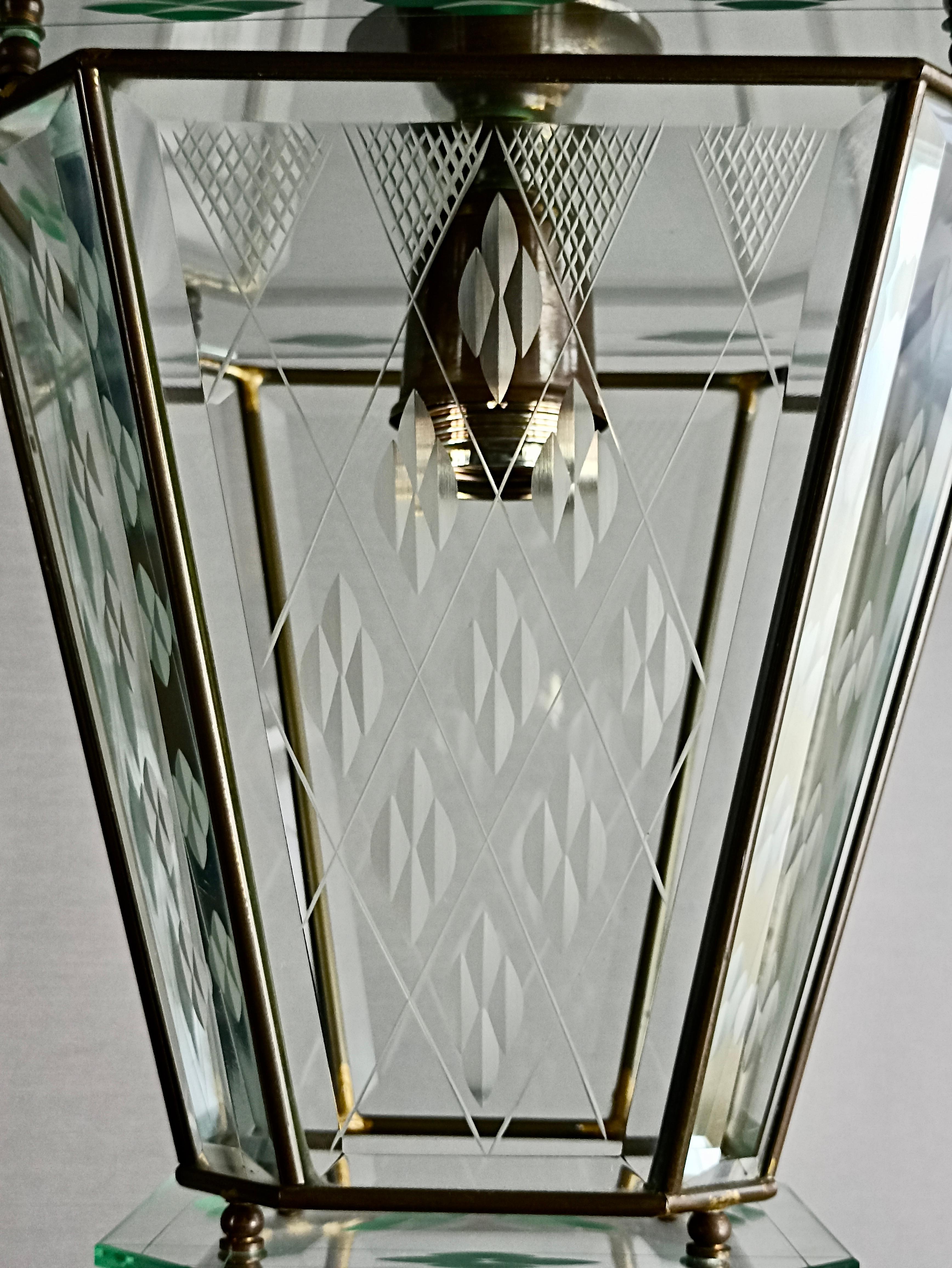 Italian single-light lantern from the 1950s. Brass frame and engraved glass. For Sale 8