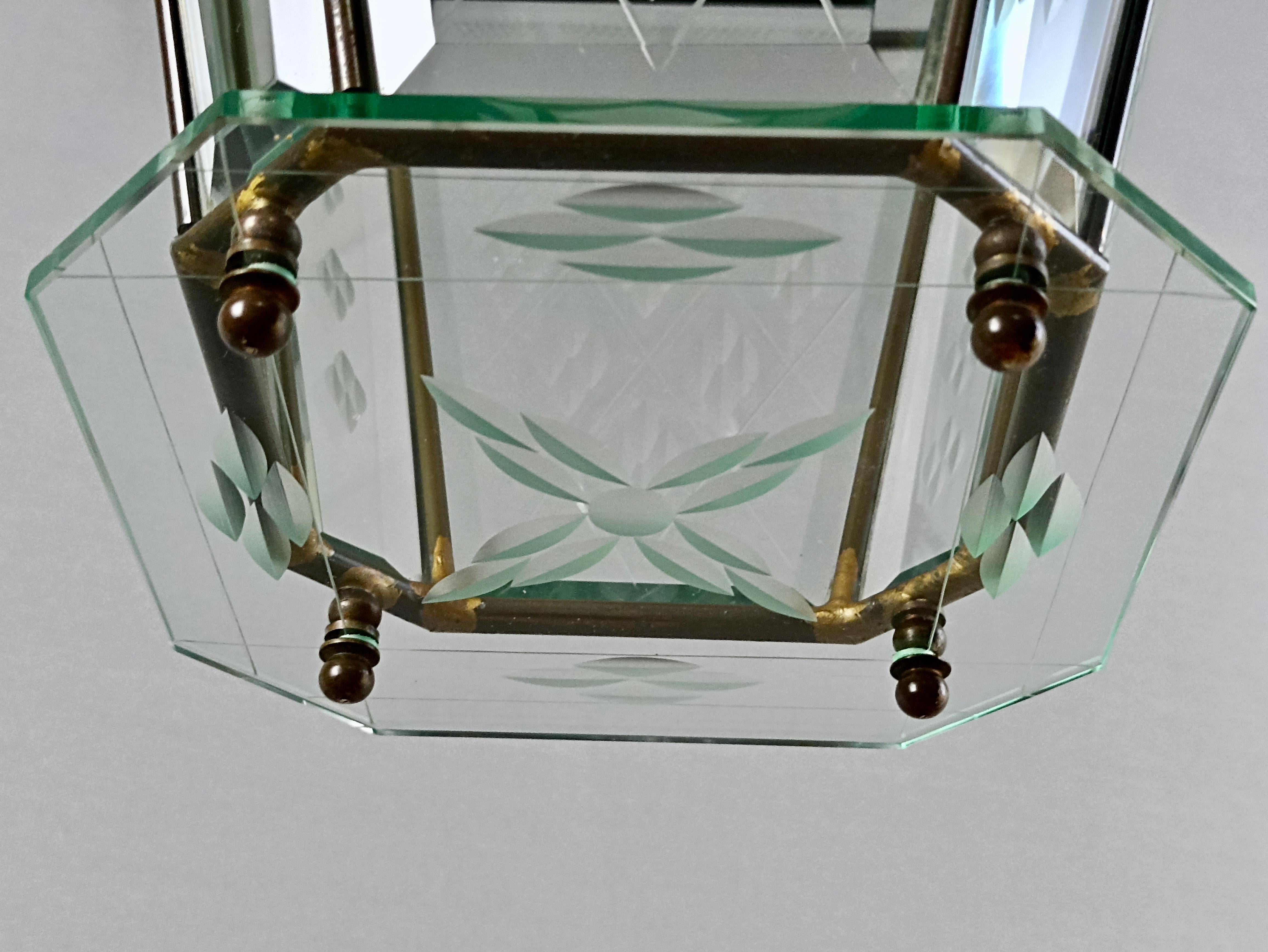 Italian single-light lantern from the 1950s. Brass frame and engraved glass. For Sale 9