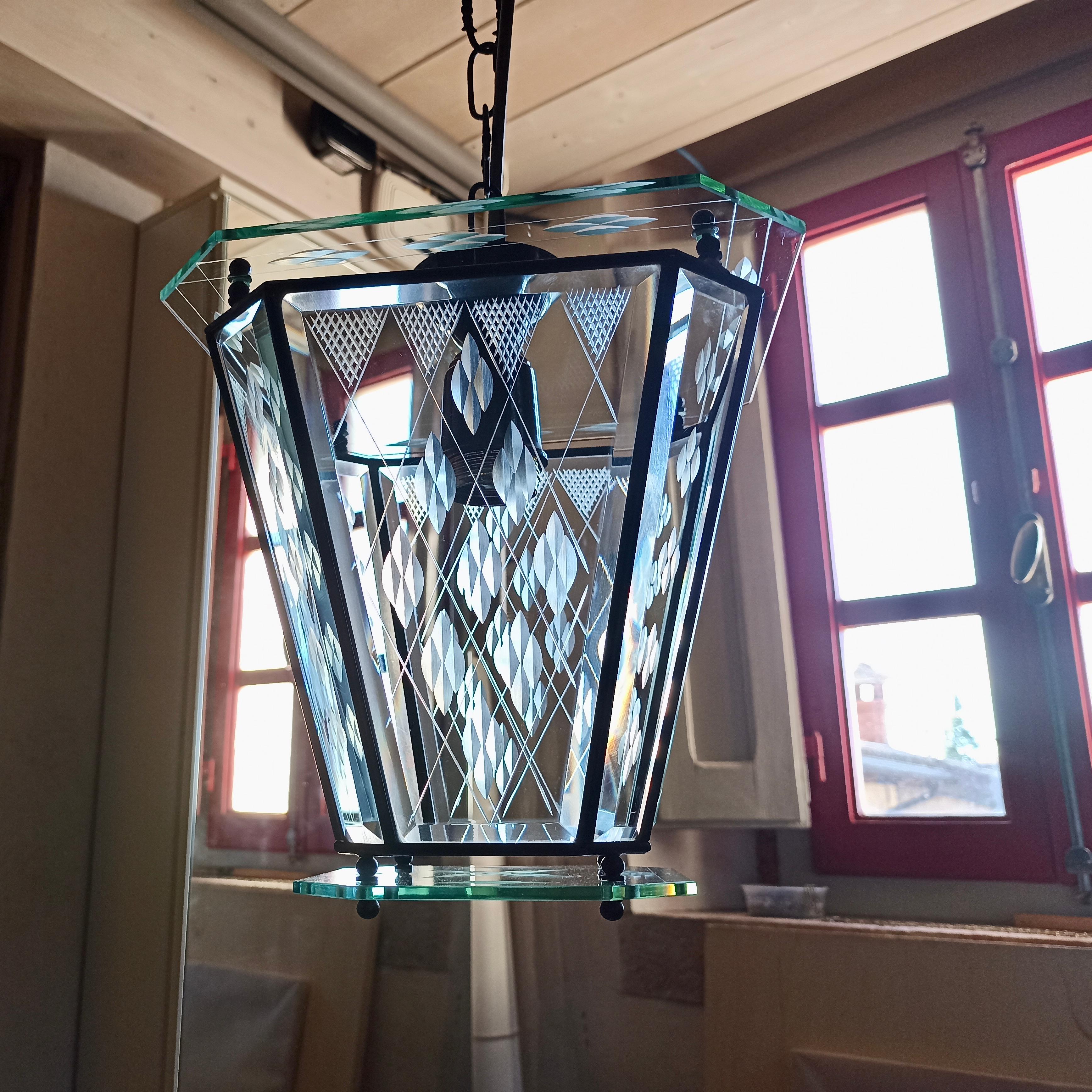 Italian single-light lantern from the 1950s. Brass frame and engraved glass. For Sale 10