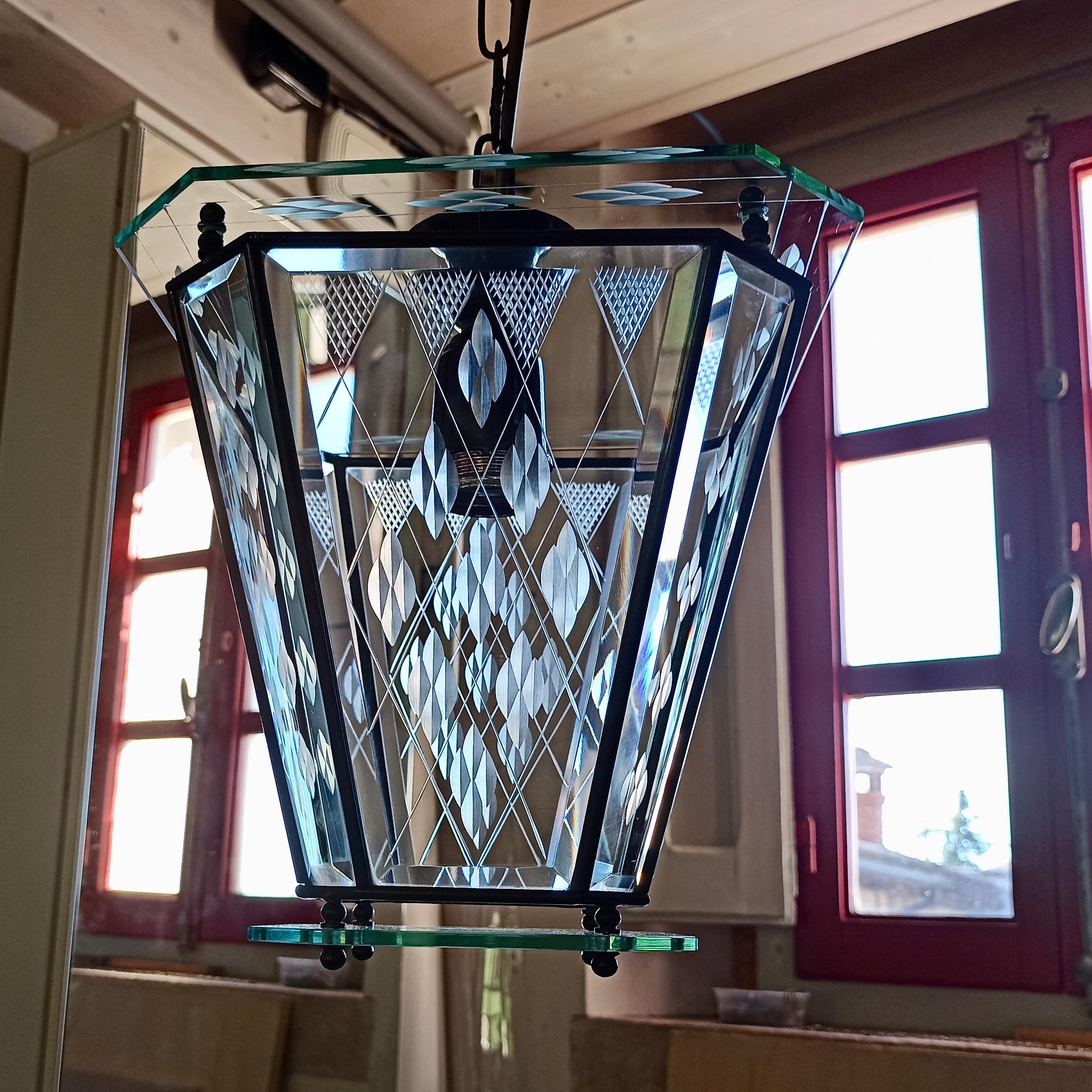 Italian single-light lantern from the 1950s. Brass frame and engraved glass. For Sale 11