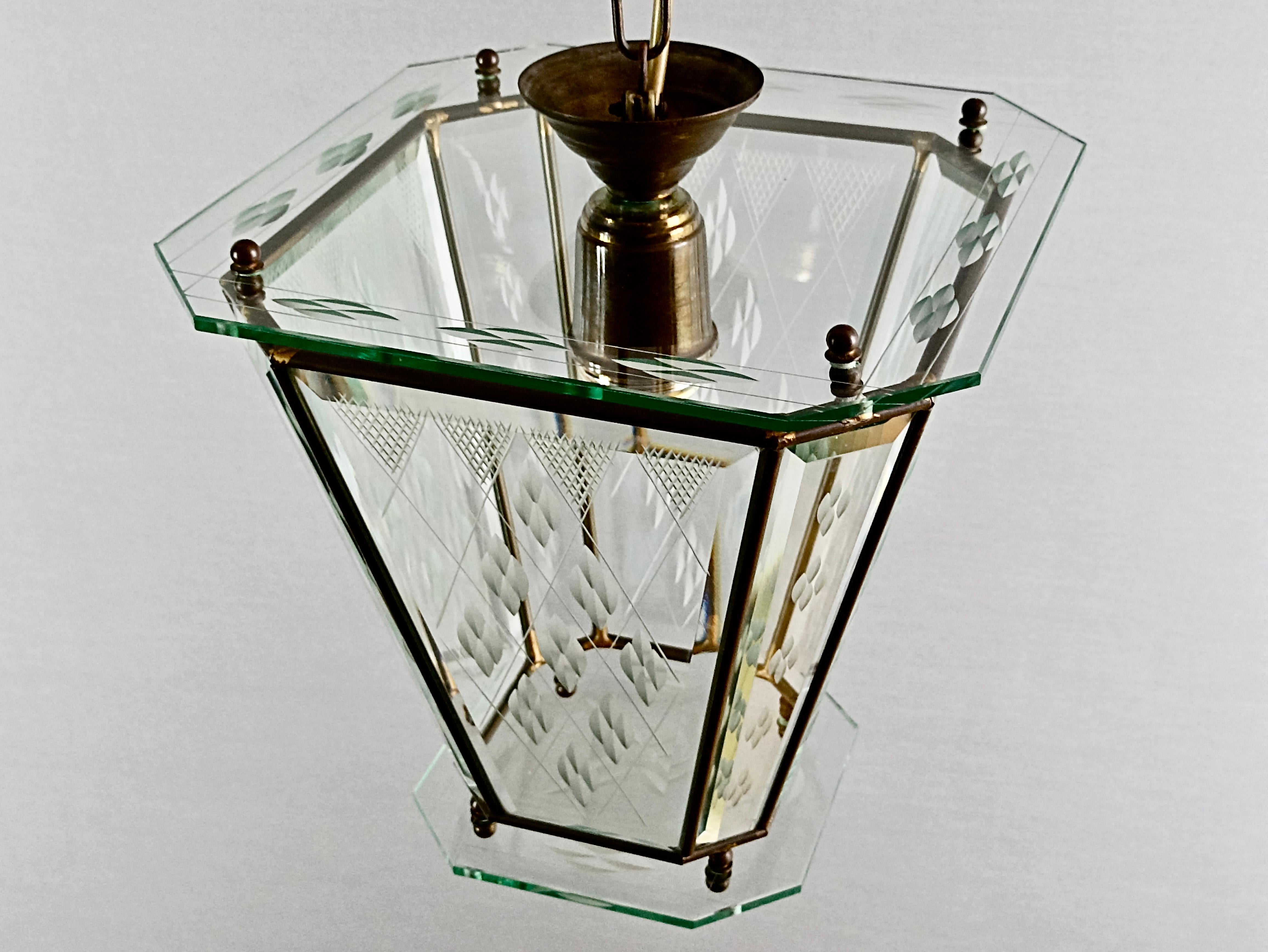 Italian single-light lantern from the 1950s. Brass frame and engraved glass. In Good Condition For Sale In Caprino Veronese, VR