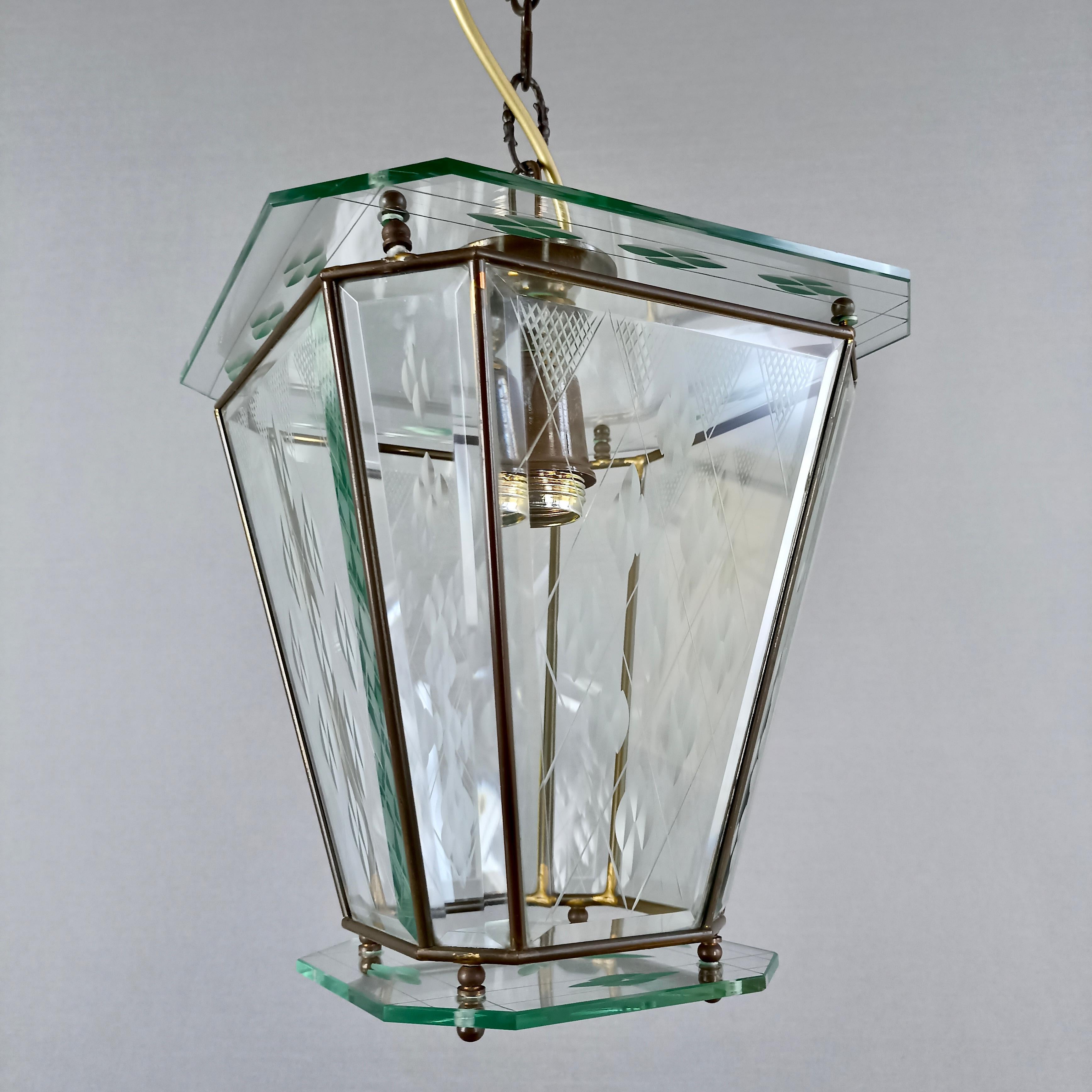 Mid-20th Century Italian single-light lantern from the 1950s. Brass frame and engraved glass. For Sale