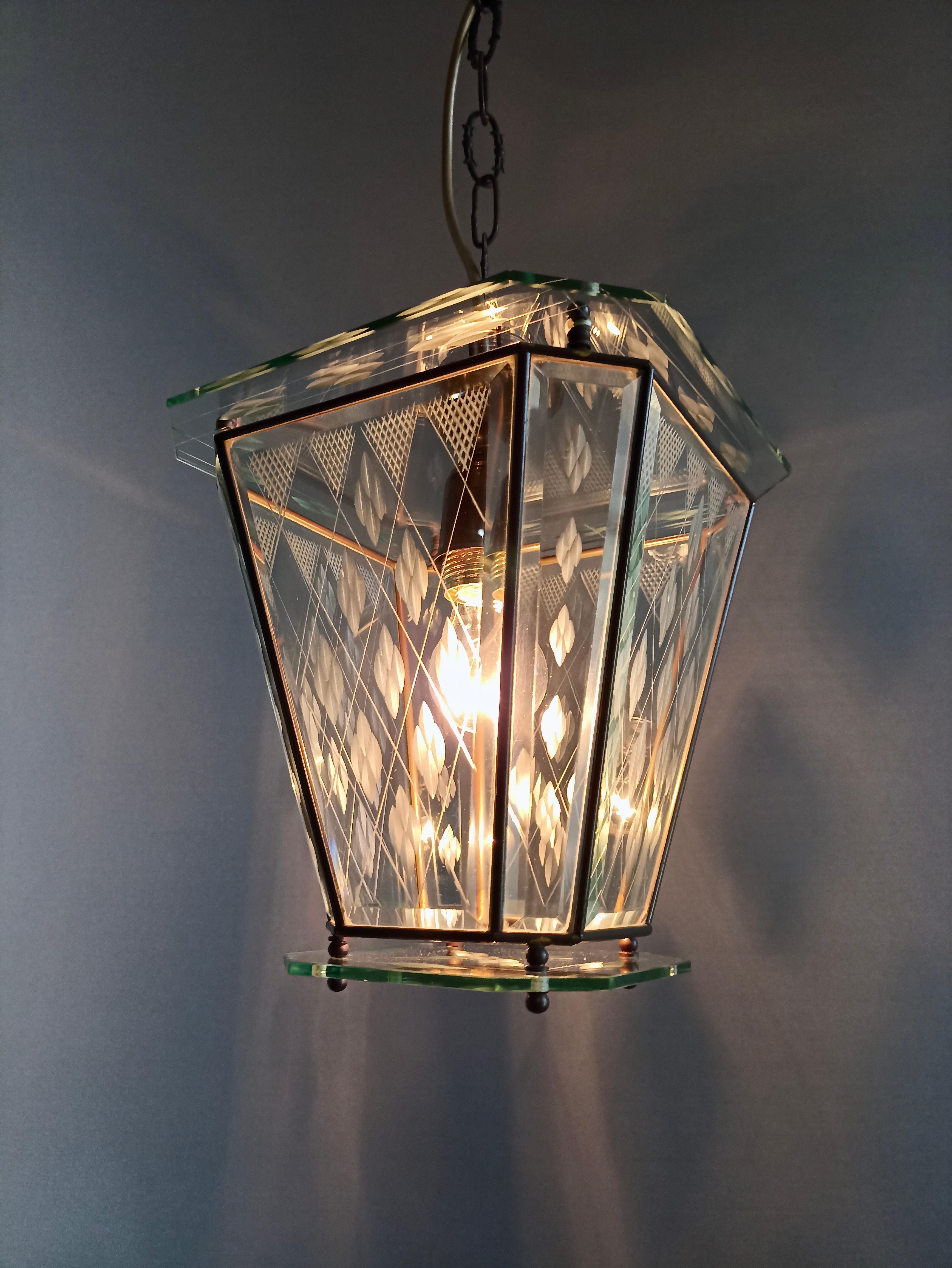 Italian single-light lantern from the 1950s. Brass frame and engraved glass. For Sale 1