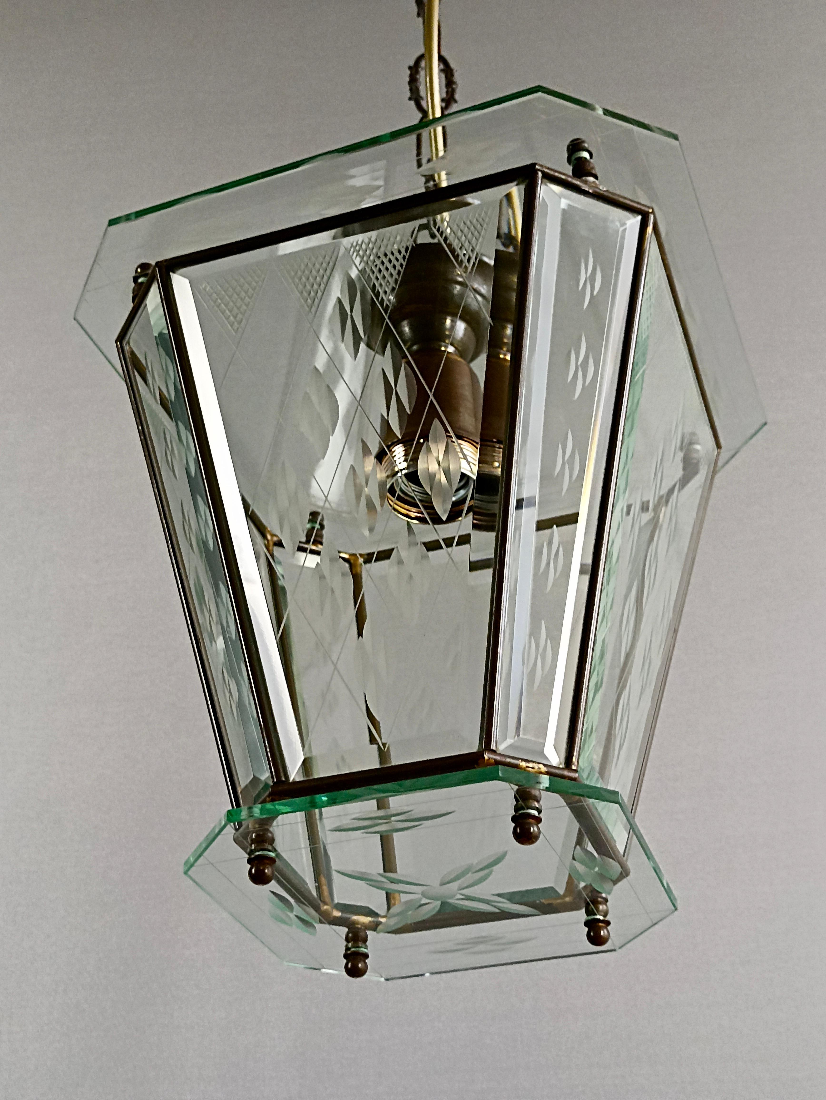 Italian single-light lantern from the 1950s. Brass frame and engraved glass. For Sale 2