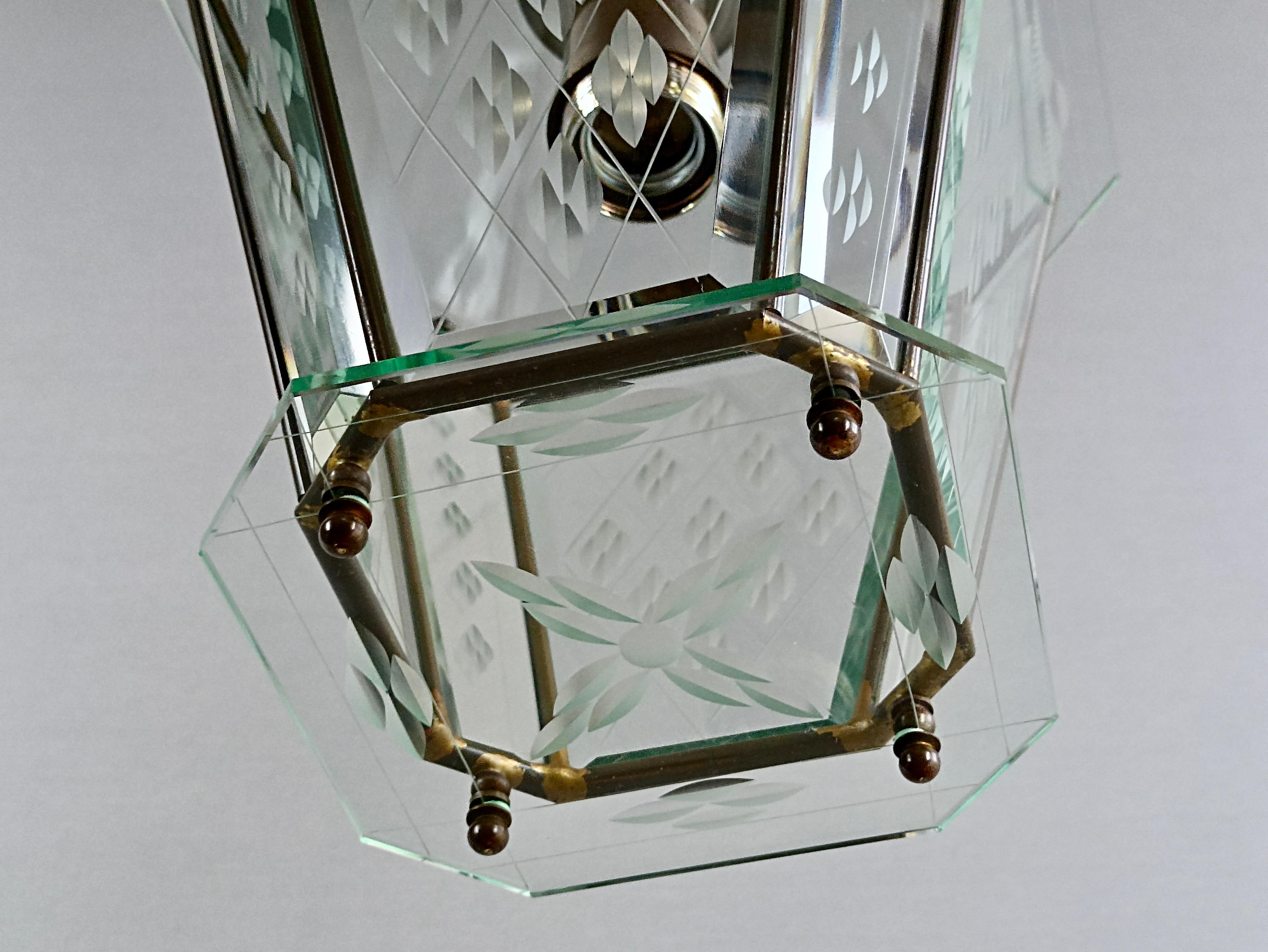 Italian single-light lantern from the 1950s. Brass frame and engraved glass. For Sale 3