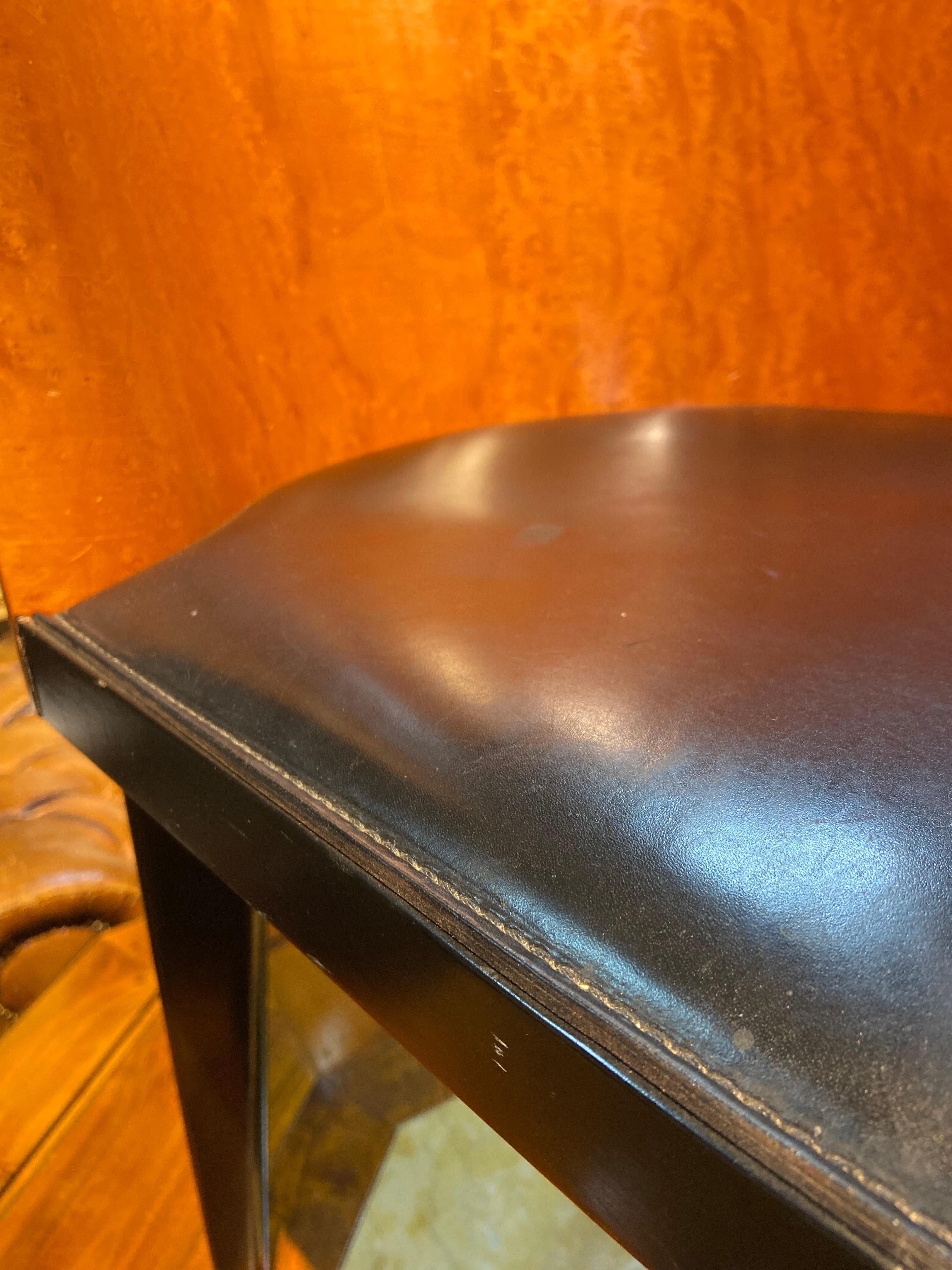 Nous présentons ici une seule chaise Toscana conçue par Piero Sartogo pour Saporiti en 1986. Il se caractérise par un dossier incurvé en placage de ronce, créant un magnifique aspect biomorphique asymétrique. Le siège est recouvert de cuir noir. 
La