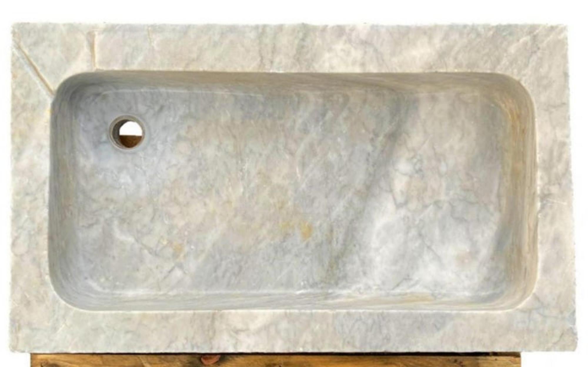 Italienisches Waschbecken aus weißem Carrara-Marmor 20.
Vier Seiten von Hand geschliffen.
Aufrauhen des Steins durch den Steinmetz mit einem Werkzeug, das als Balken bezeichnet wird.
Maße: Höhe 14cm
Breite 50cm
Länge 80 cm
Innentiefe des