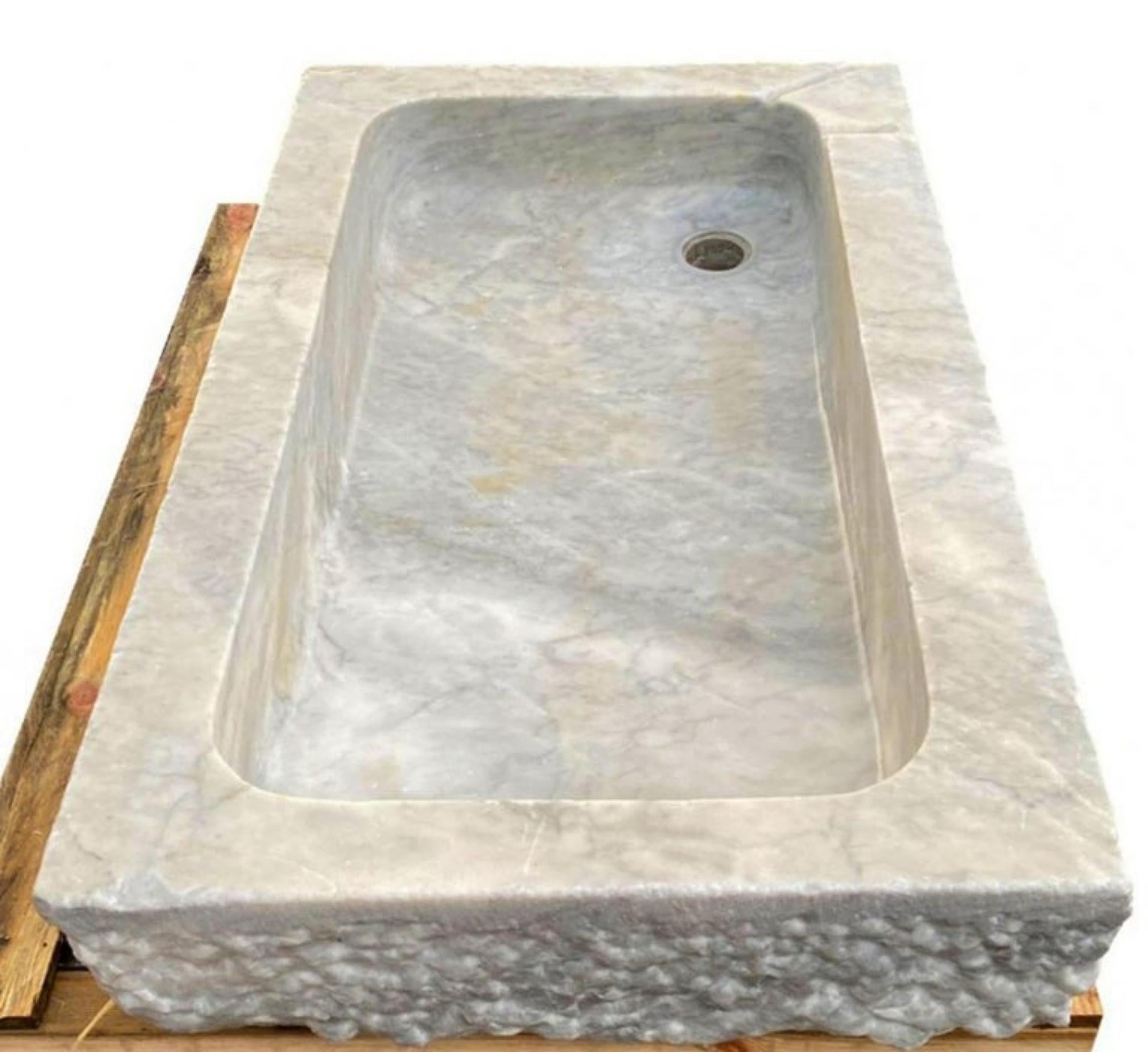 Italienischer Waschbecken aus weißem Carrara-Marmor, 20. Jahrhundert im Angebot 1
