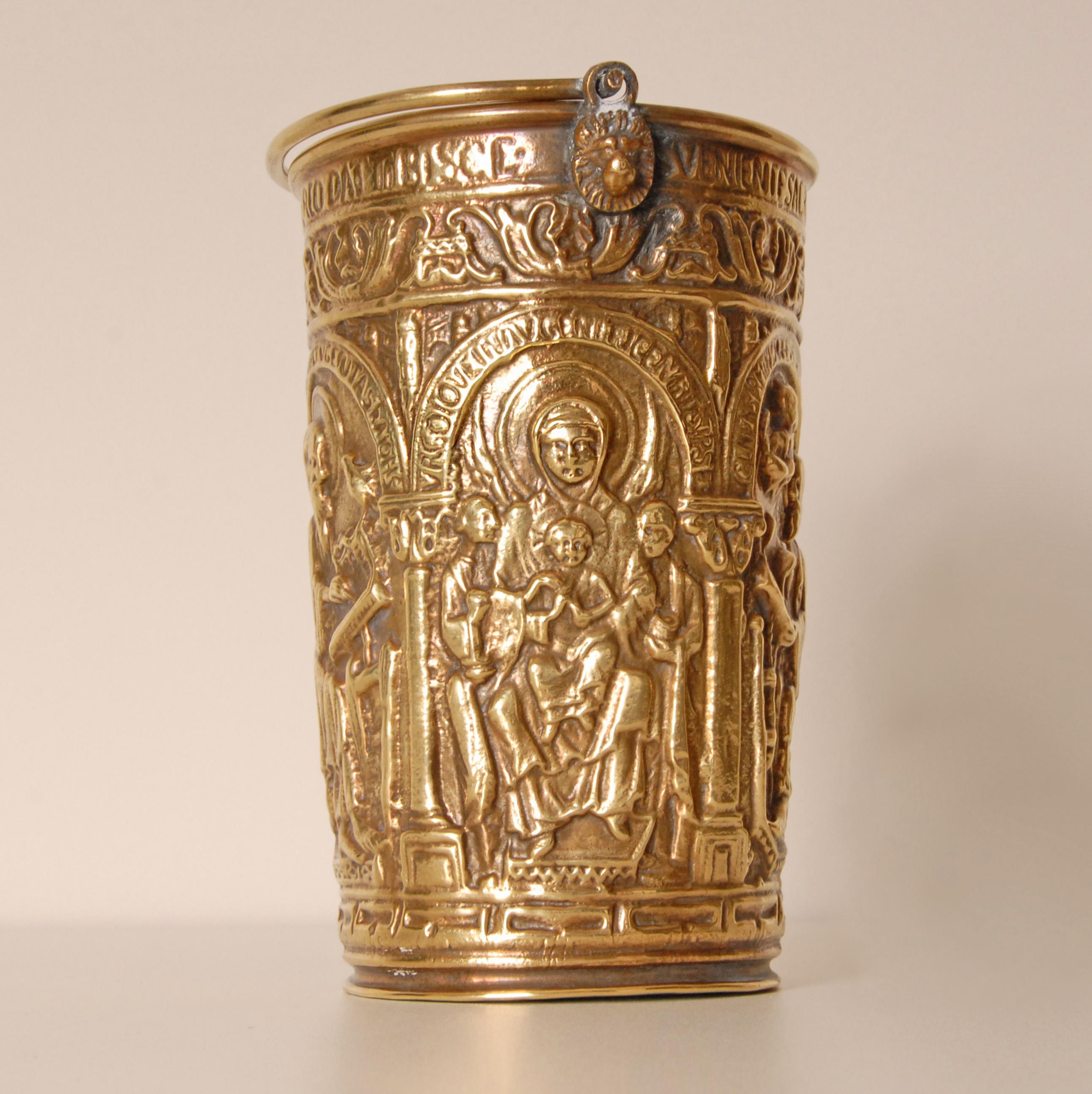 Gotico Acquasantiera italiana Situla del XVIII secolo in ottone e zinco in vendita