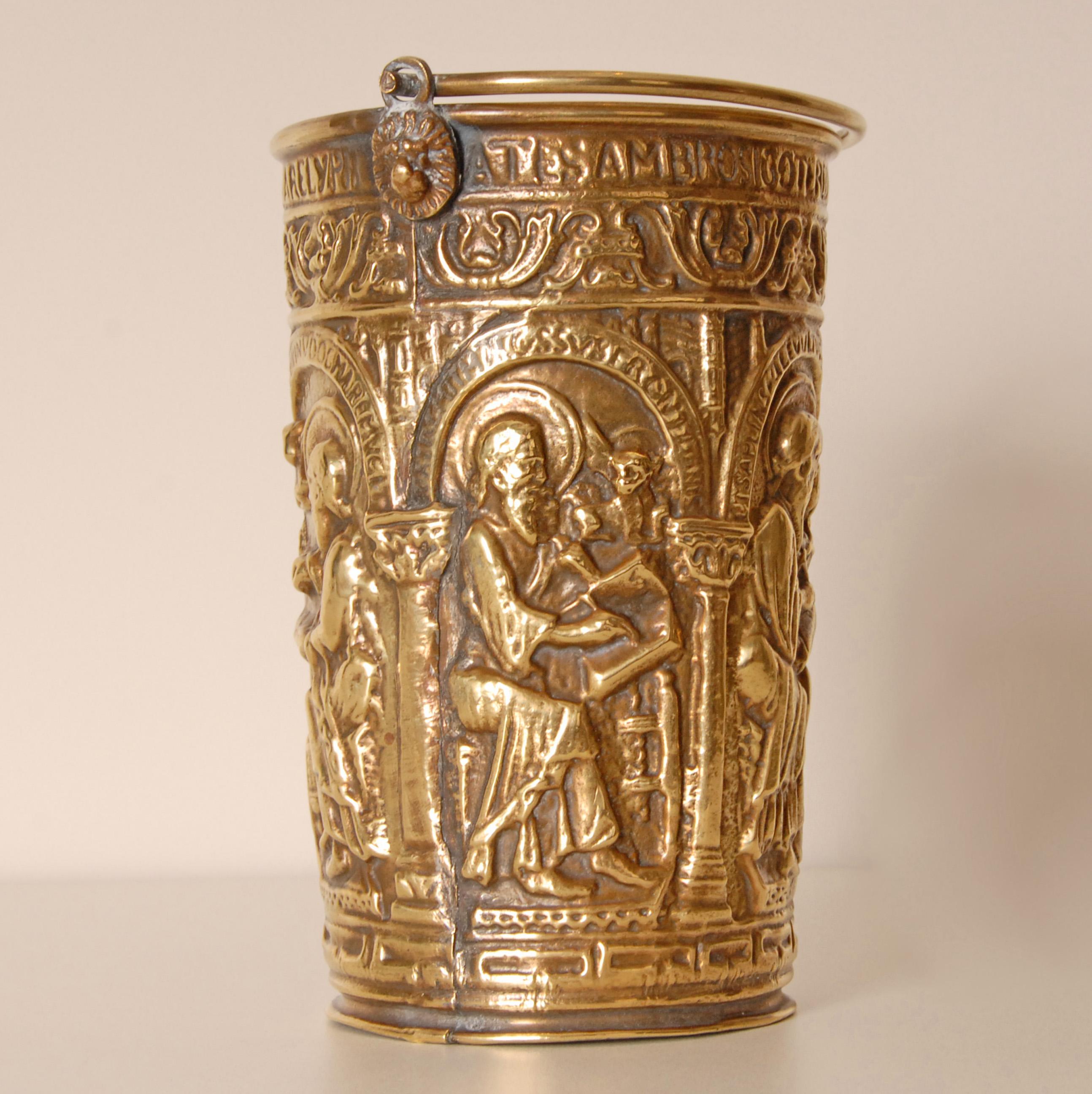 Acquasantiera italiana Situla del XVIII secolo in ottone e zinco In condizioni buone in vendita a Wommelgem, VAN