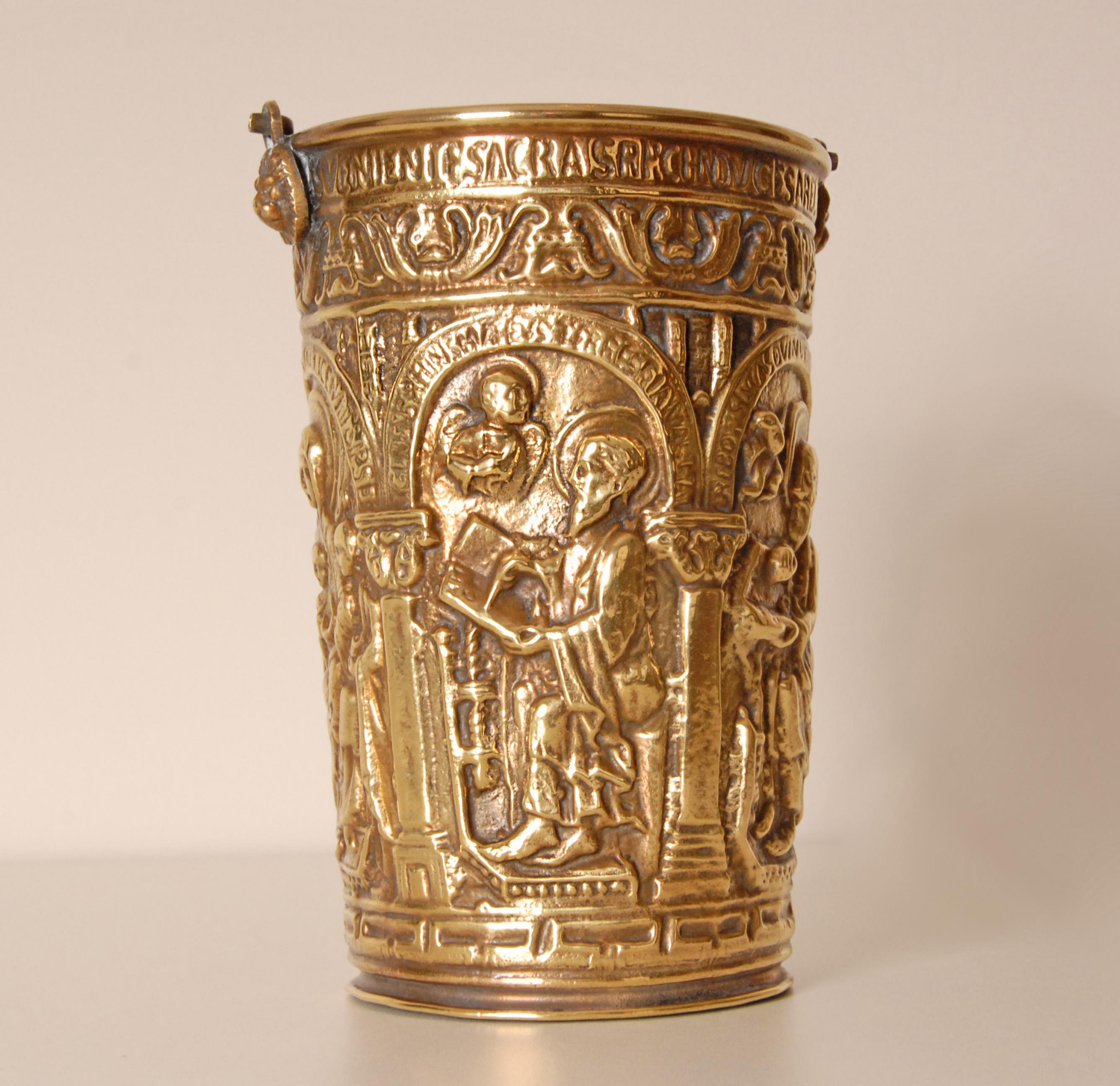 Acquasantiera italiana Situla del XVIII secolo in ottone e zinco in vendita 1